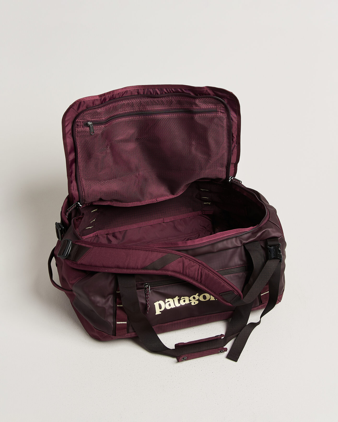 Herre | Tasker | Patagonia | Black Hole Duffel 40L Berry Fig