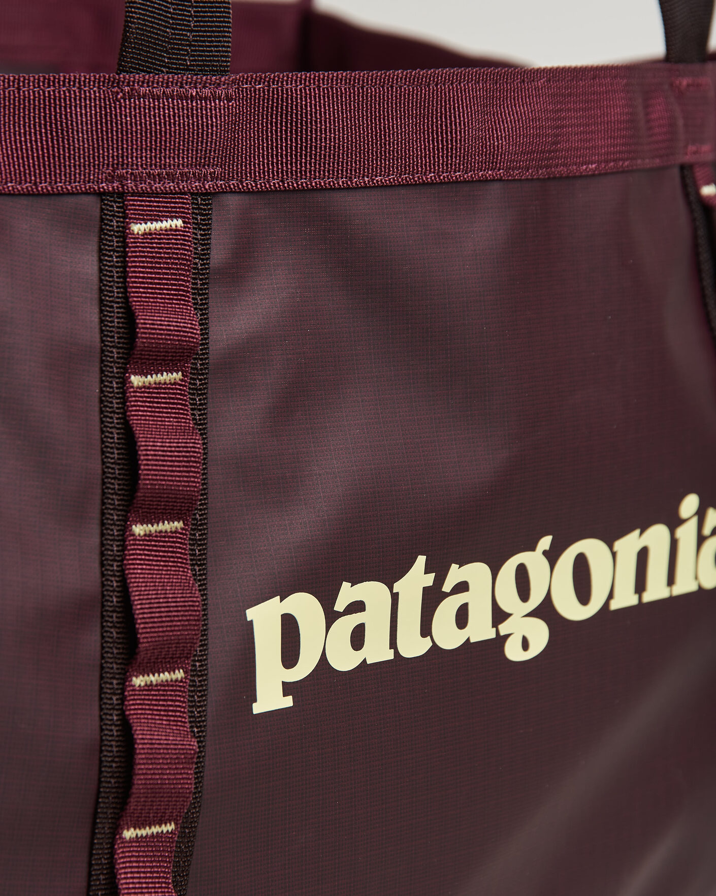 Herre | Tasker | Patagonia | Black Hole Tote 25L Berry Fig