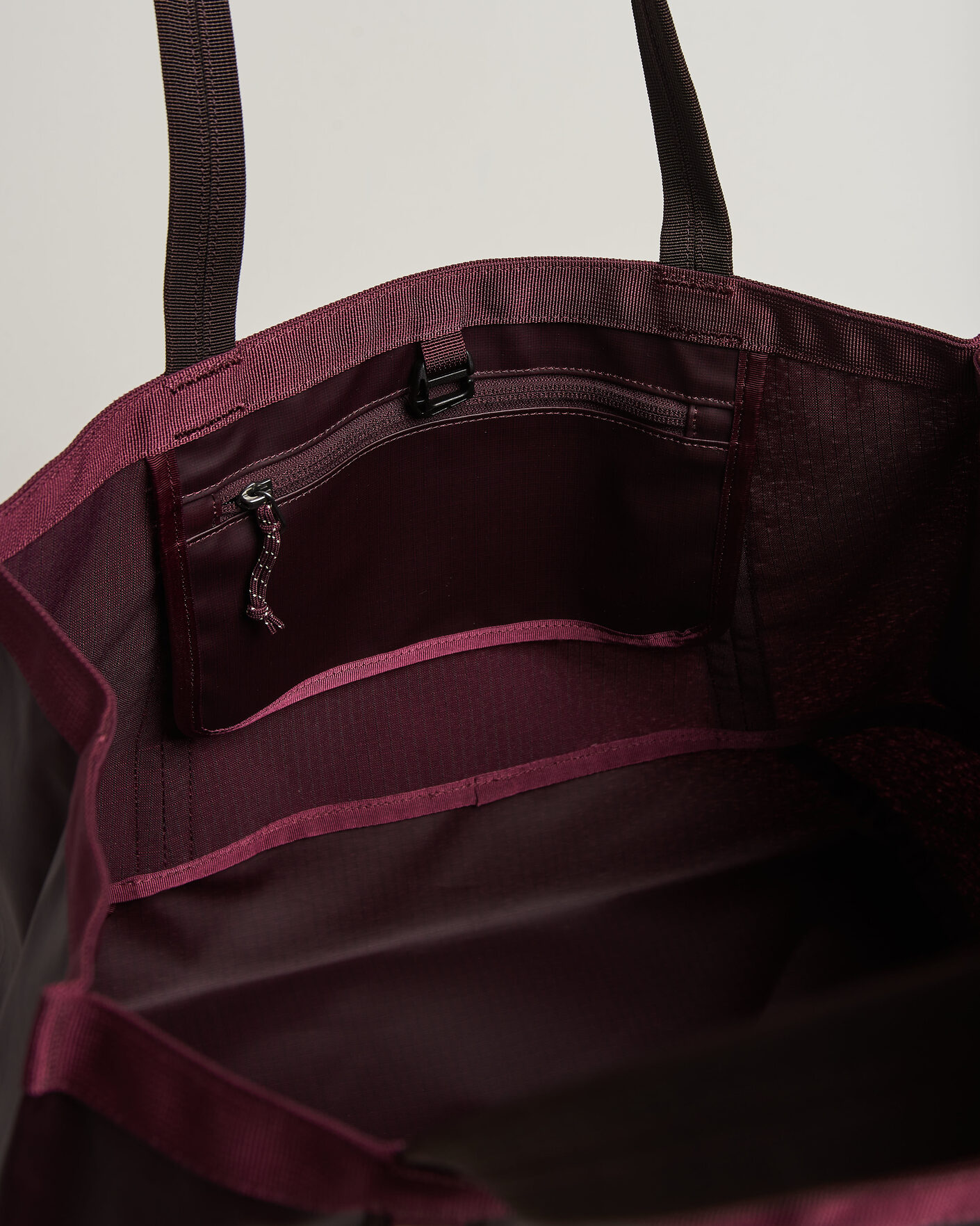 Herre | Tasker | Patagonia | Black Hole Tote 25L Berry Fig