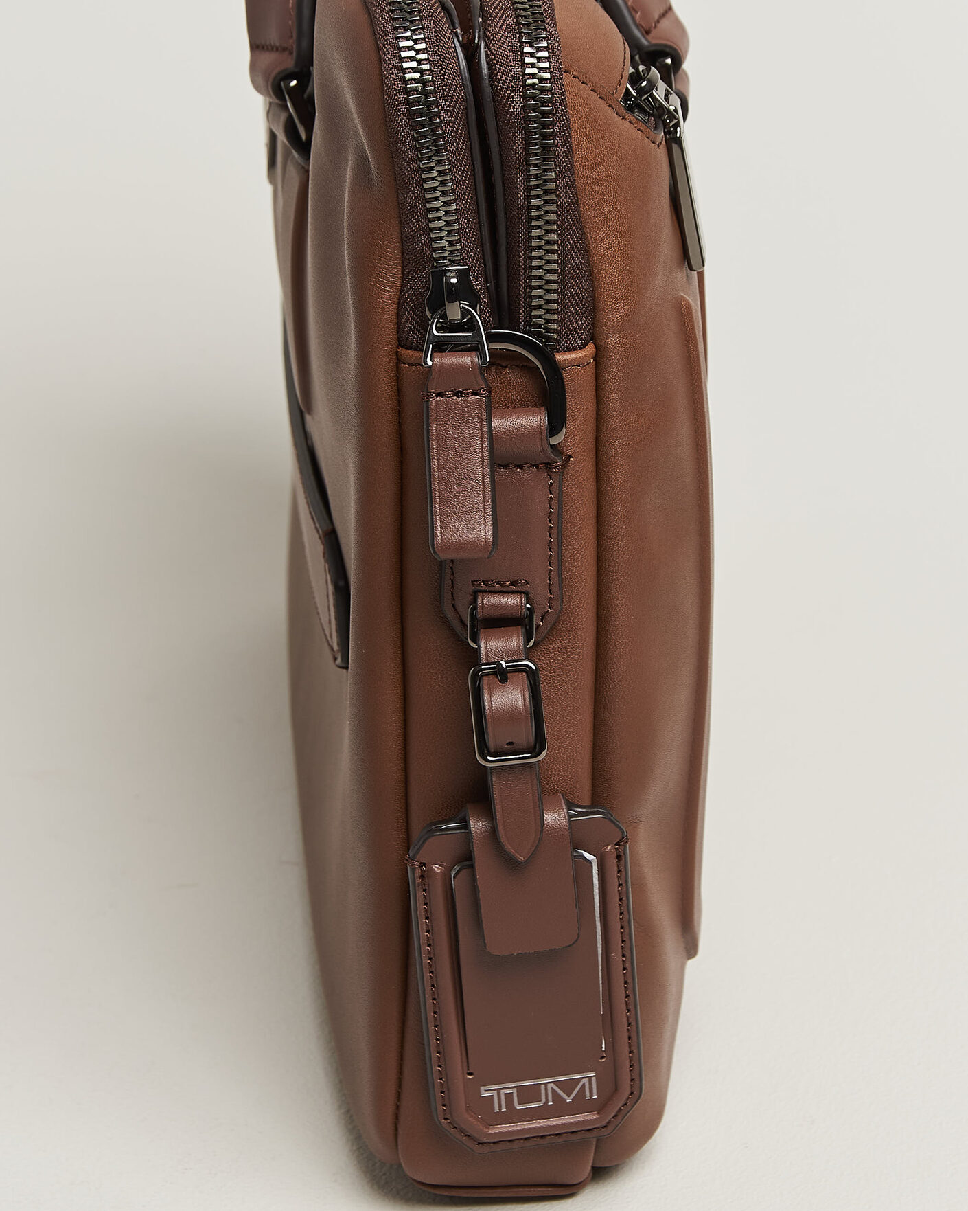 Herre | Tasker | TUMI | Harrison Sycamore Slim Leather Brief Cognac Bombe