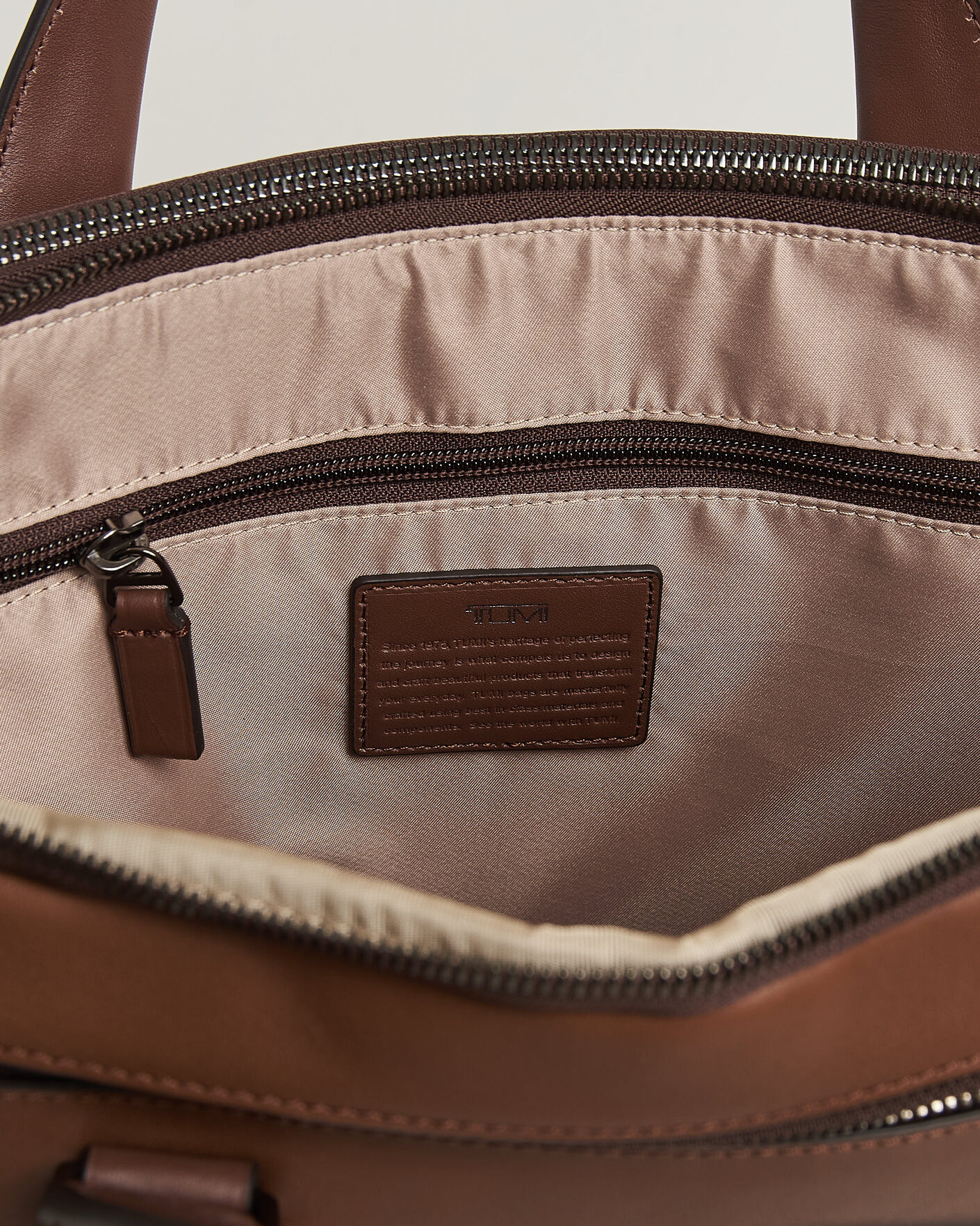 Herre | Tasker | TUMI | Harrison Sycamore Slim Leather Brief Cognac Bombe