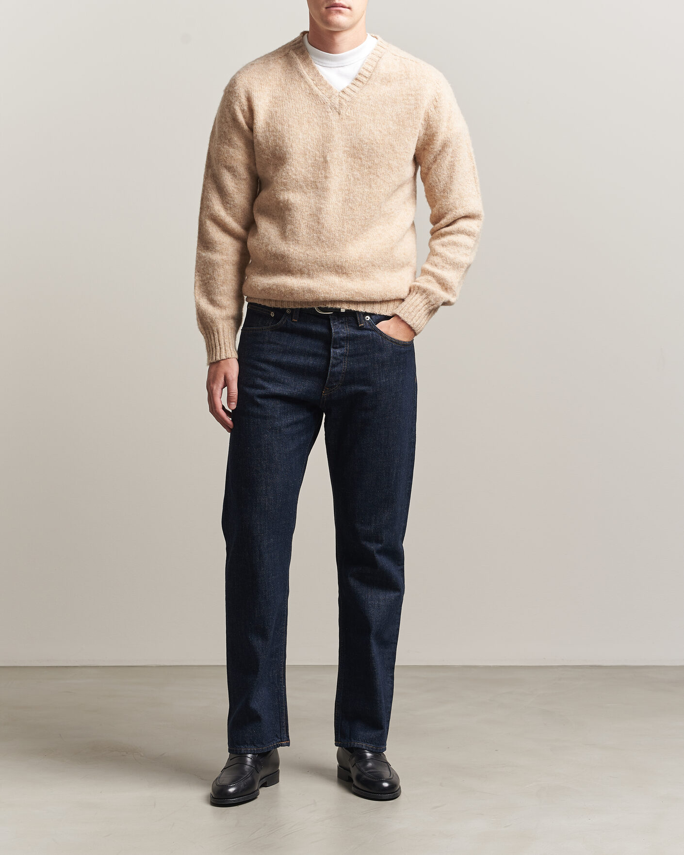 Herre | Trøjer | Harley Of Scotland for Care of Carl | Brushed Supersoft Lambswool V-Neck Beige