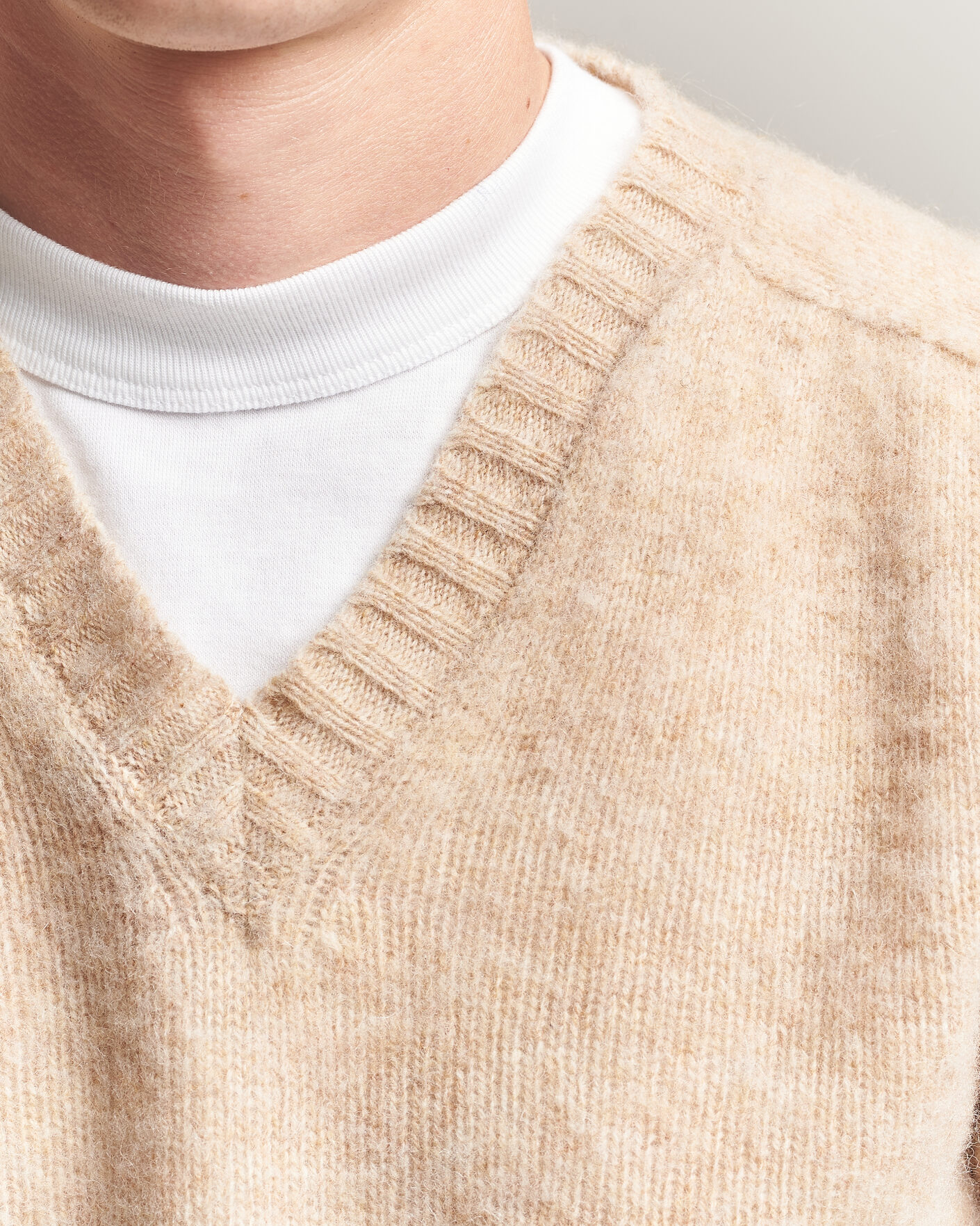 Herre | Trøjer | Harley Of Scotland for Care of Carl | Brushed Supersoft Lambswool V-Neck Beige