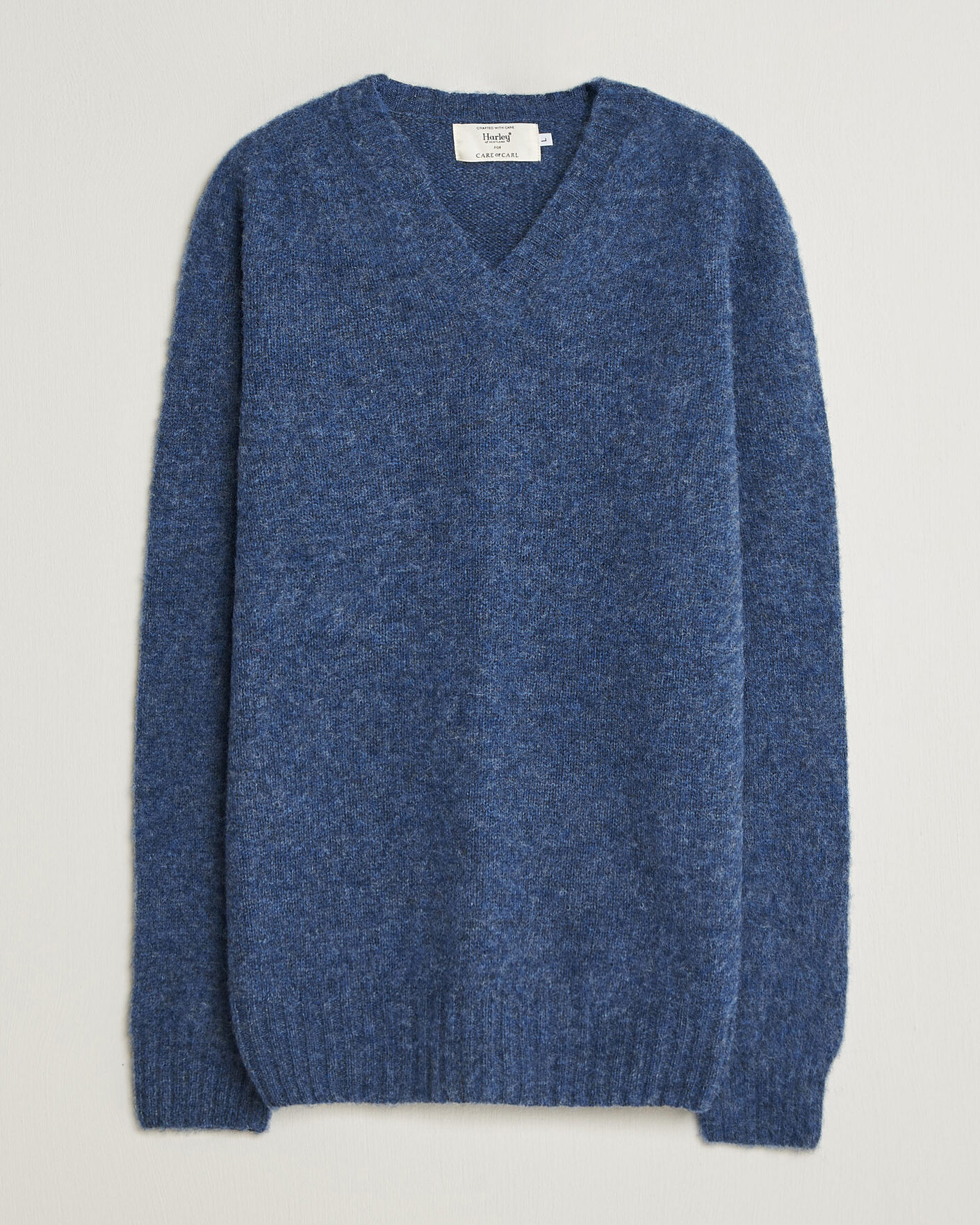 Herre | Trøjer | Harley Of Scotland for Care of Carl | Brushed Supersoft Lambswool V-Neck Denim Blue