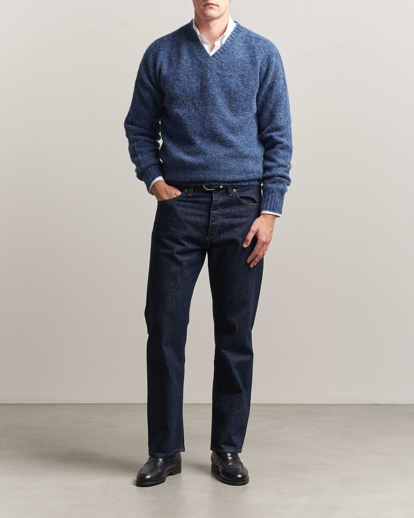 Herre | Trøjer | Harley Of Scotland for Care of Carl | Brushed Supersoft Lambswool V-Neck Denim Blue