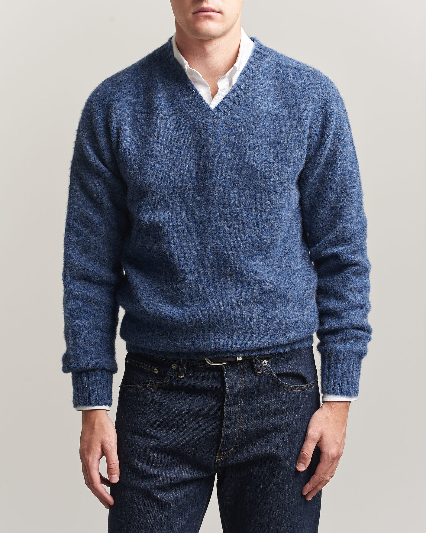 Herre | Trøjer | Harley Of Scotland for Care of Carl | Brushed Supersoft Lambswool V-Neck Denim Blue