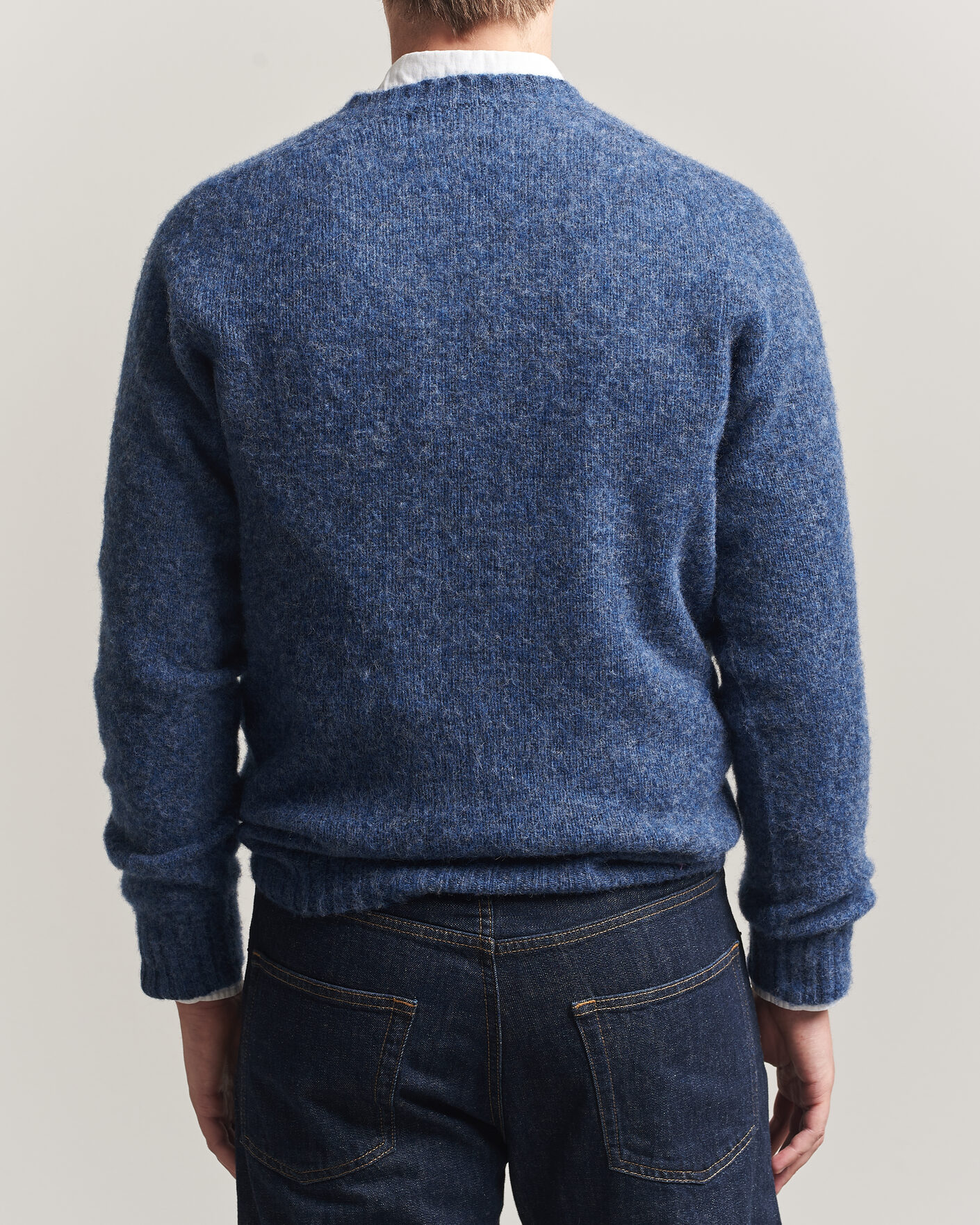 Herre | Trøjer | Harley Of Scotland for Care of Carl | Brushed Supersoft Lambswool V-Neck Denim Blue
