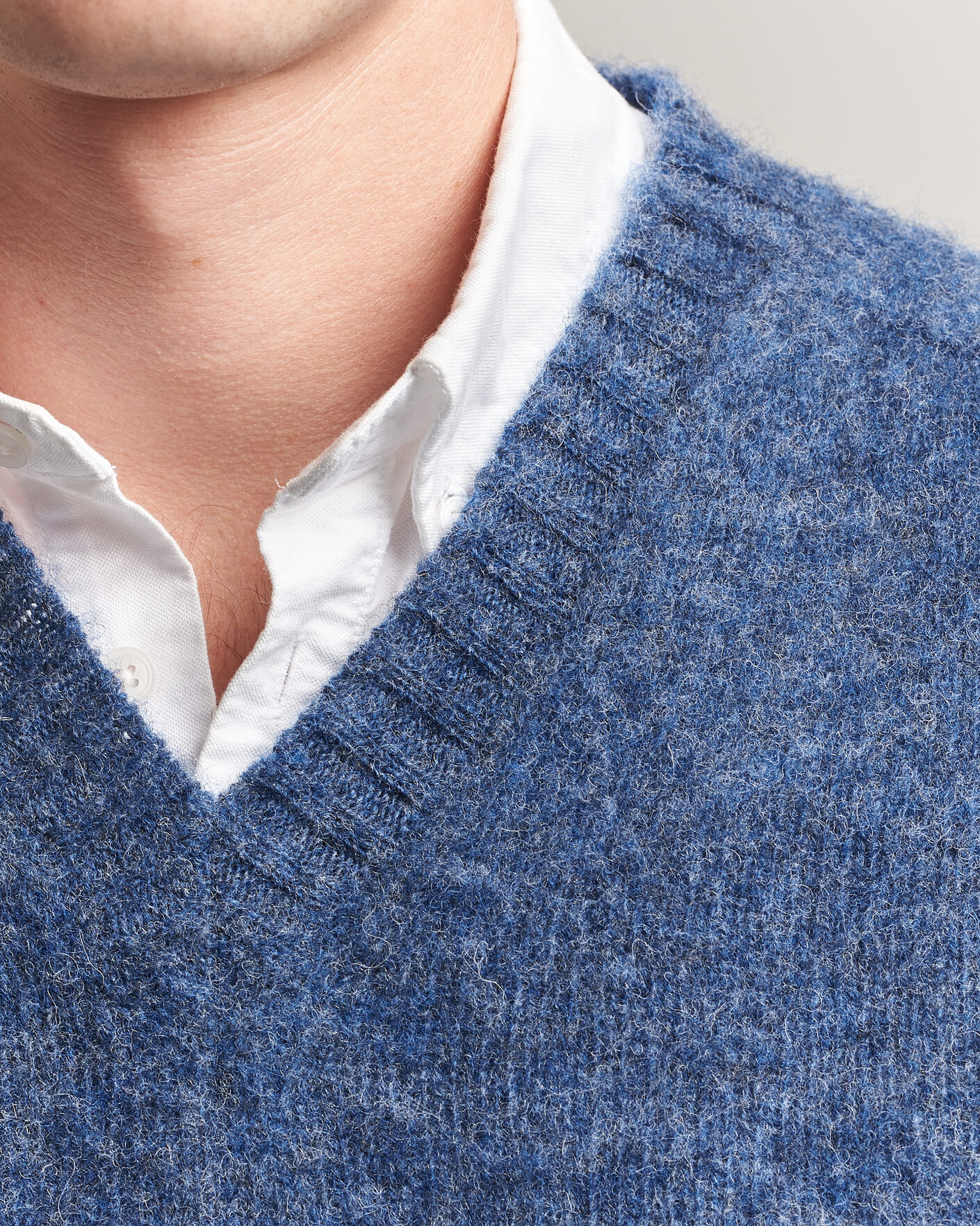 Herre | Trøjer | Harley Of Scotland for Care of Carl | Brushed Supersoft Lambswool V-Neck Denim Blue
