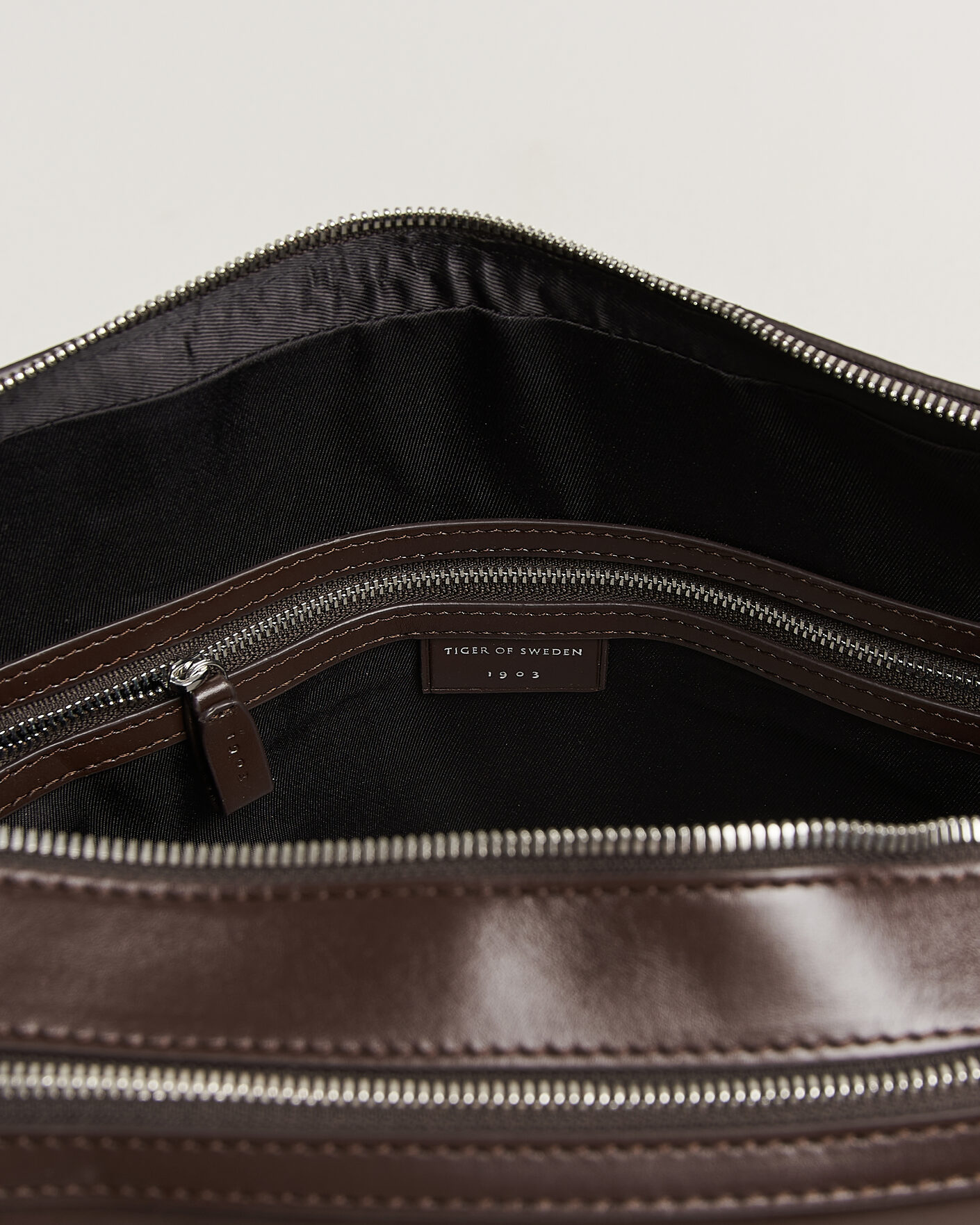 Herre | Tasker | Tiger of Sweden | Burin Smooth Leather Briefcase Dark Brown