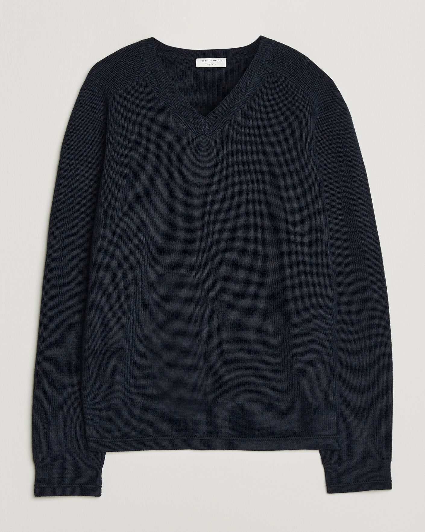 Herre | Trøjer | Tiger of Sweden | Logan Wool Knitted V-Neck Night Grape