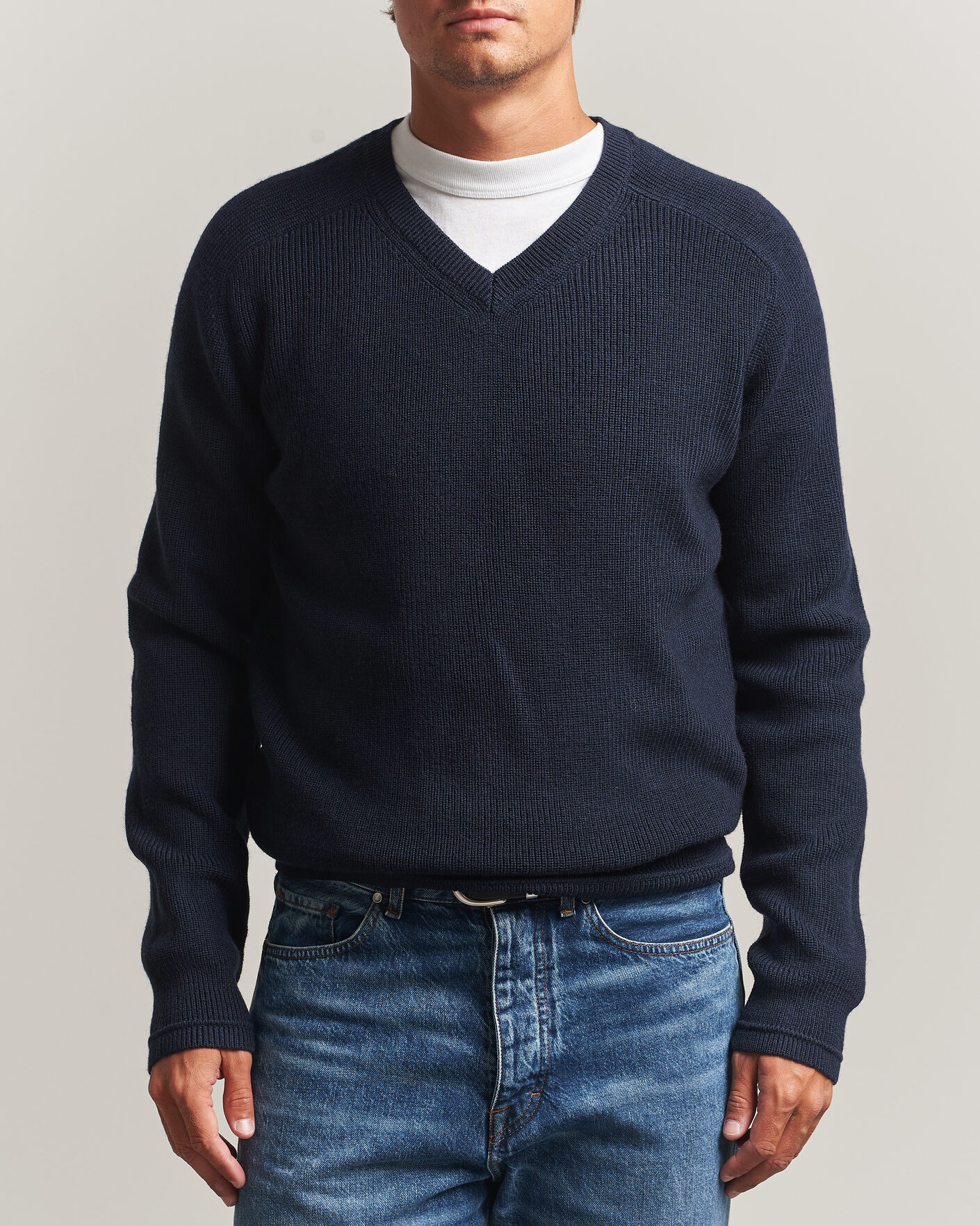 Herre | Trøjer | Tiger of Sweden | Logan Wool Knitted V-Neck Night Grape