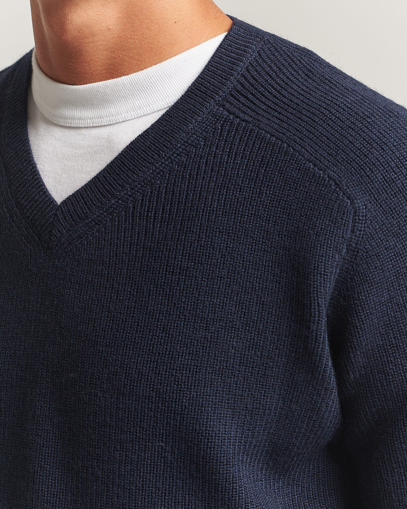 Herre | Trøjer | Tiger of Sweden | Logan Wool Knitted V-Neck Night Grape
