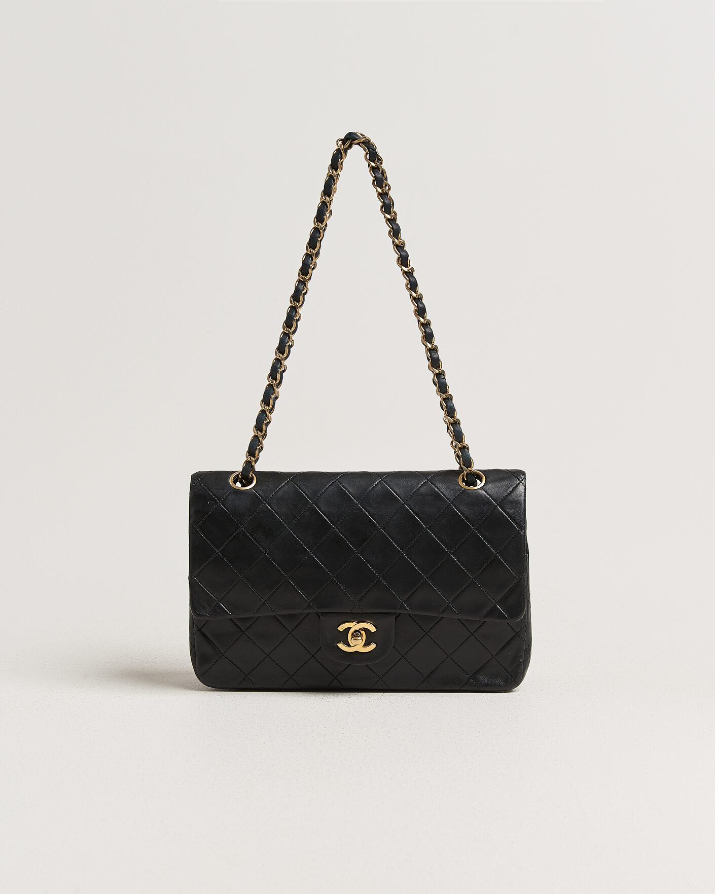 Herre | Pre-Owned & Vintage Bags | Chanel Pre-Owned | Classic Medium Double Flap Bag Lambskin Black
