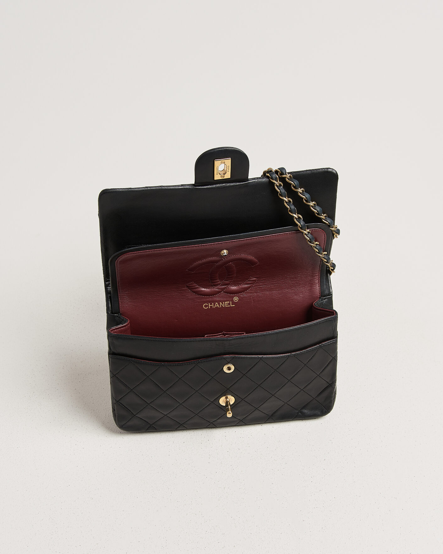 Herre | Pre-Owned & Vintage Bags | Chanel Pre-Owned | Classic Medium Double Flap Bag Lambskin Black
