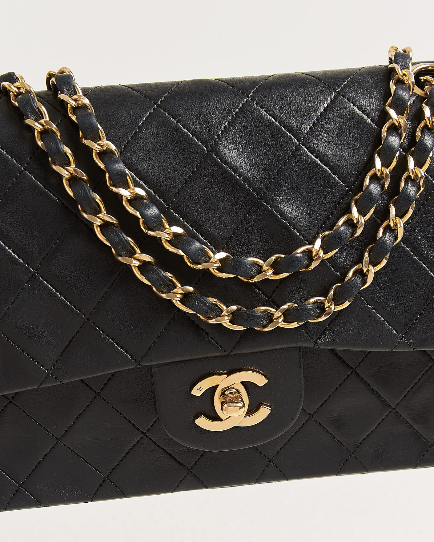 Herre | Pre-Owned & Vintage Bags | Chanel Pre-Owned | Classic Medium Double Flap Bag Lambskin Black