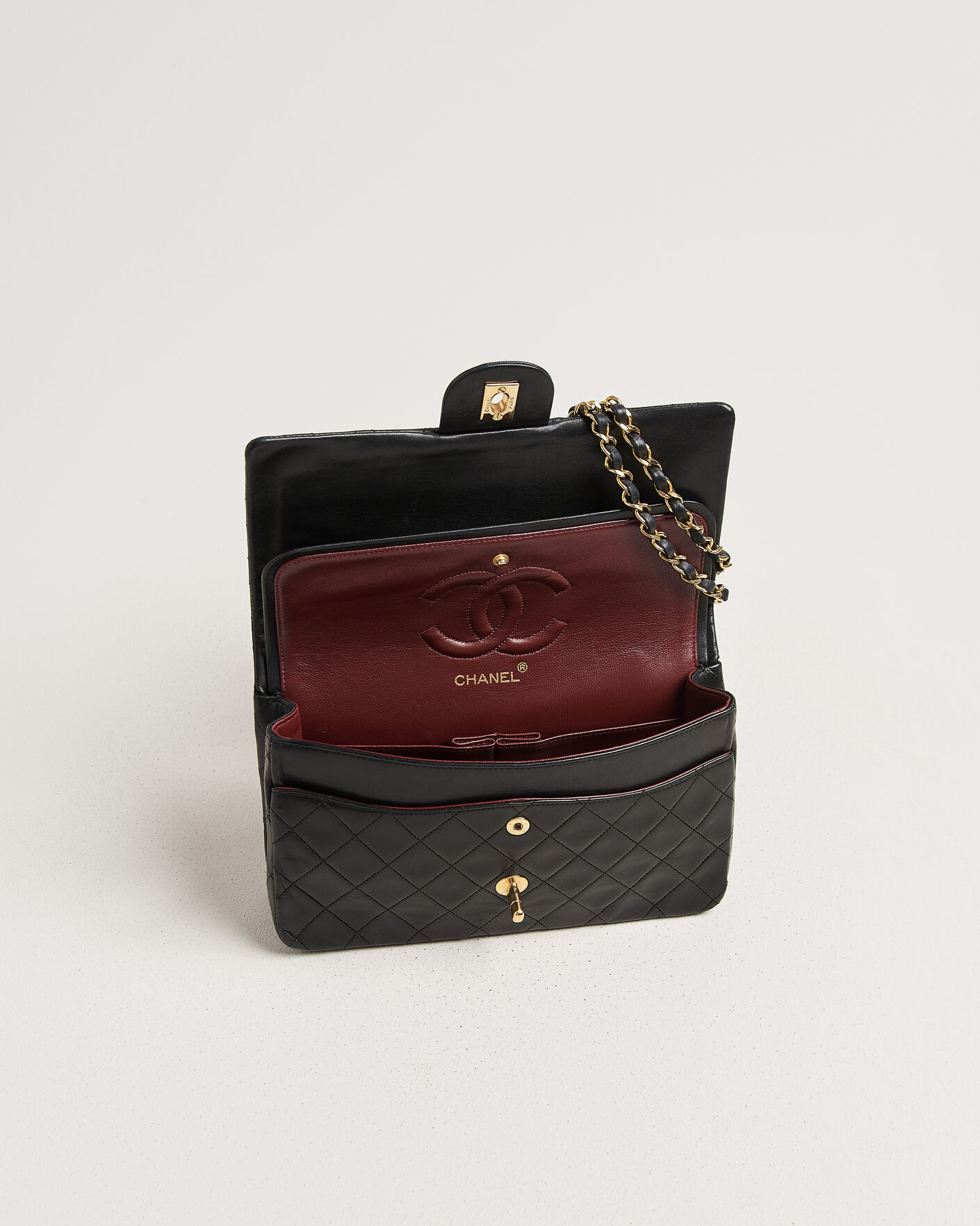 Herre | Pre-Owned & Vintage Bags | Chanel Pre-Owned | Classic Medium Double Flap Bag Lambskin Black