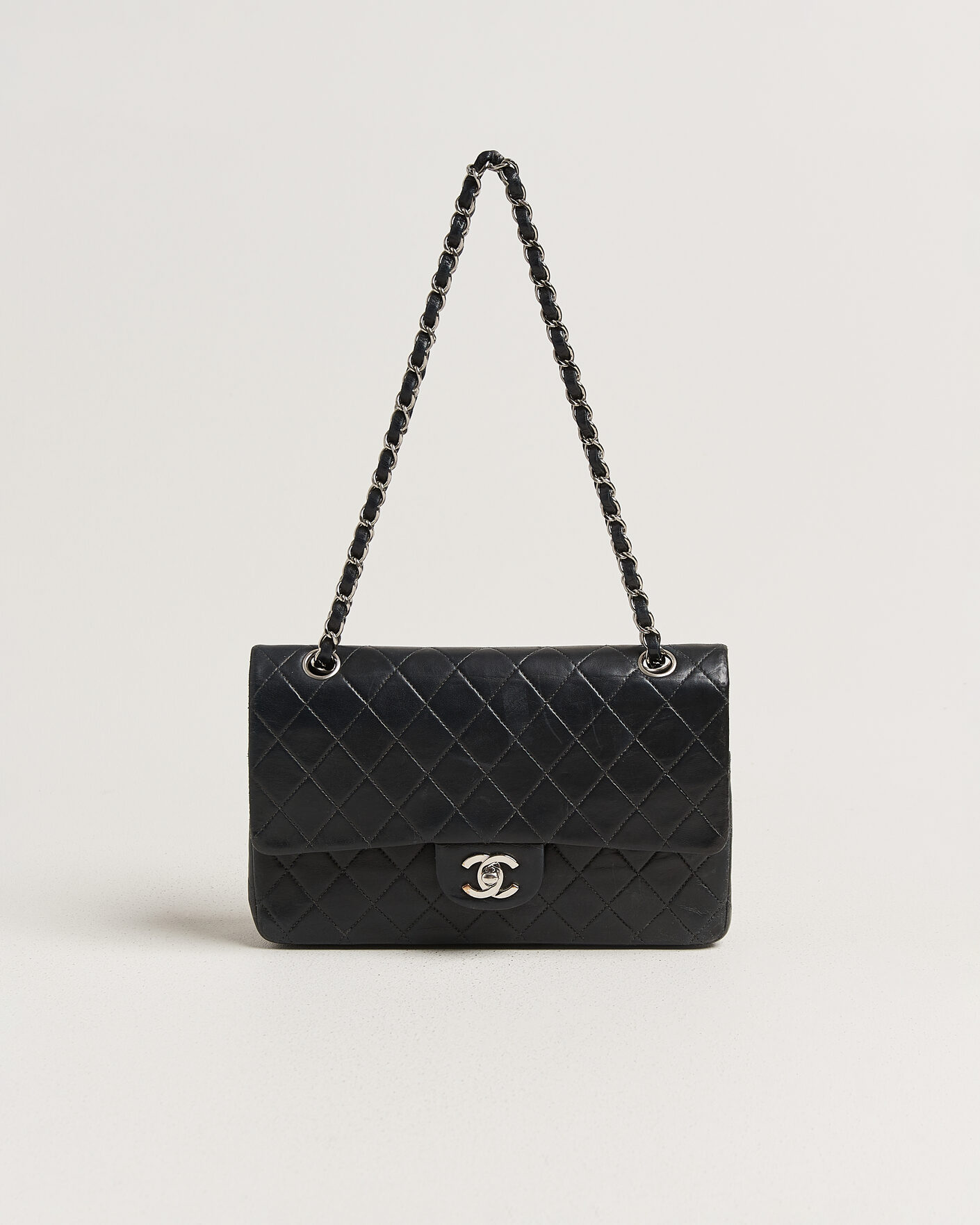 Herre | Pre-Owned & Vintage Bags | Chanel Pre-Owned | Classic Medium Double Flap Bag Lambskin Black