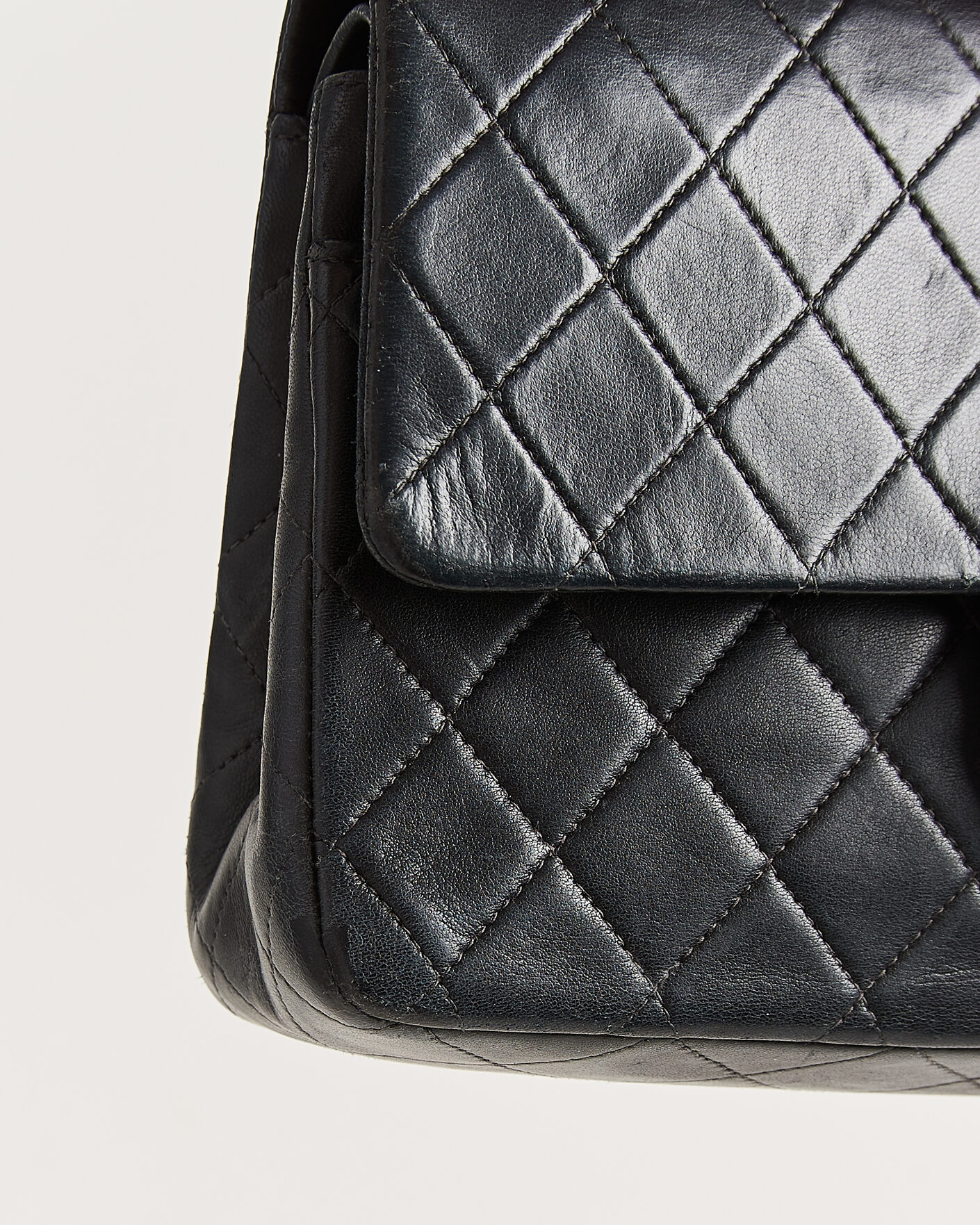 Herre | Pre-Owned & Vintage Bags | Chanel Pre-Owned | Classic Medium Double Flap Bag Lambskin Black