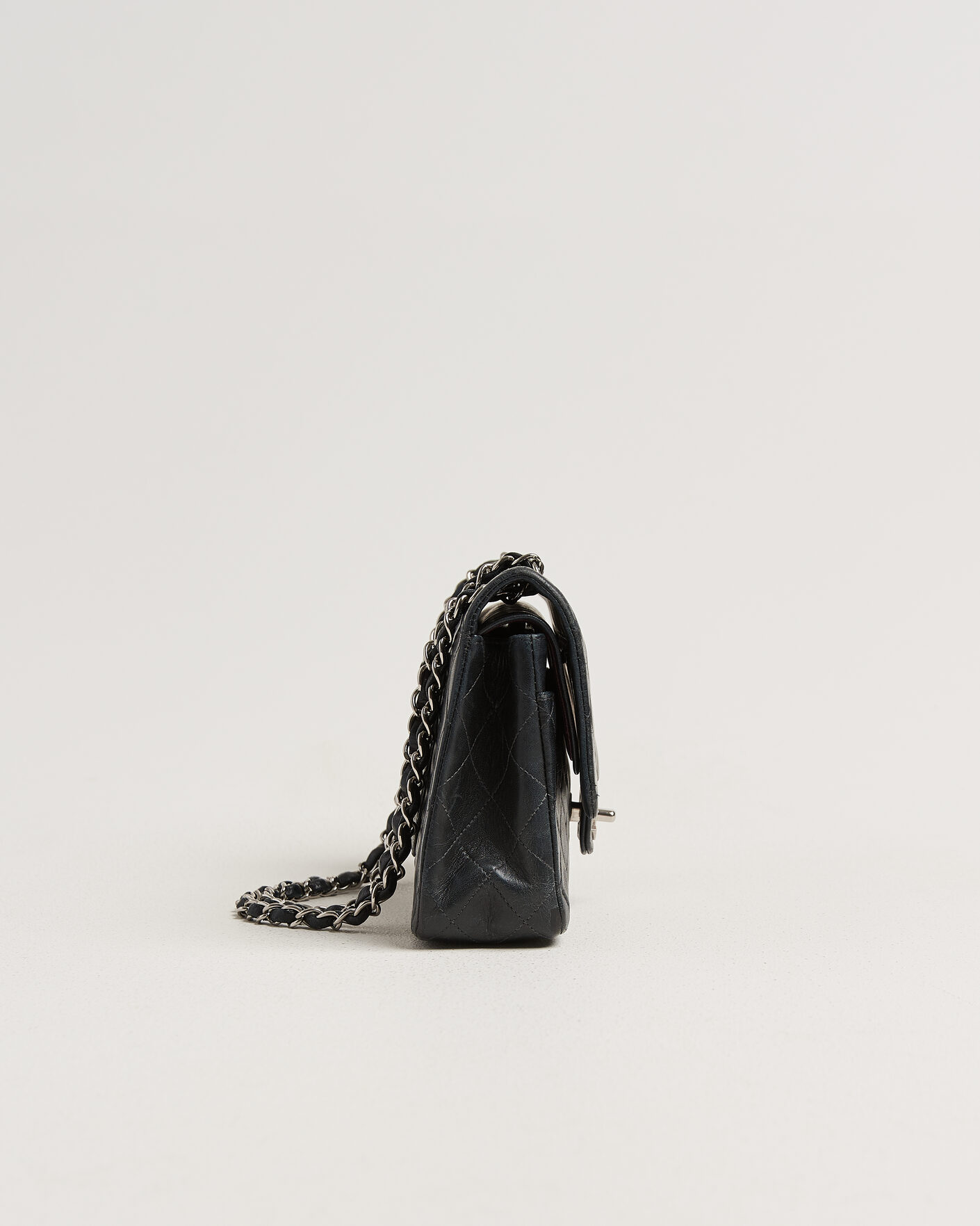 Herre | Pre-Owned & Vintage Bags | Chanel Pre-Owned | Classic Medium Double Flap Bag Lambskin Black