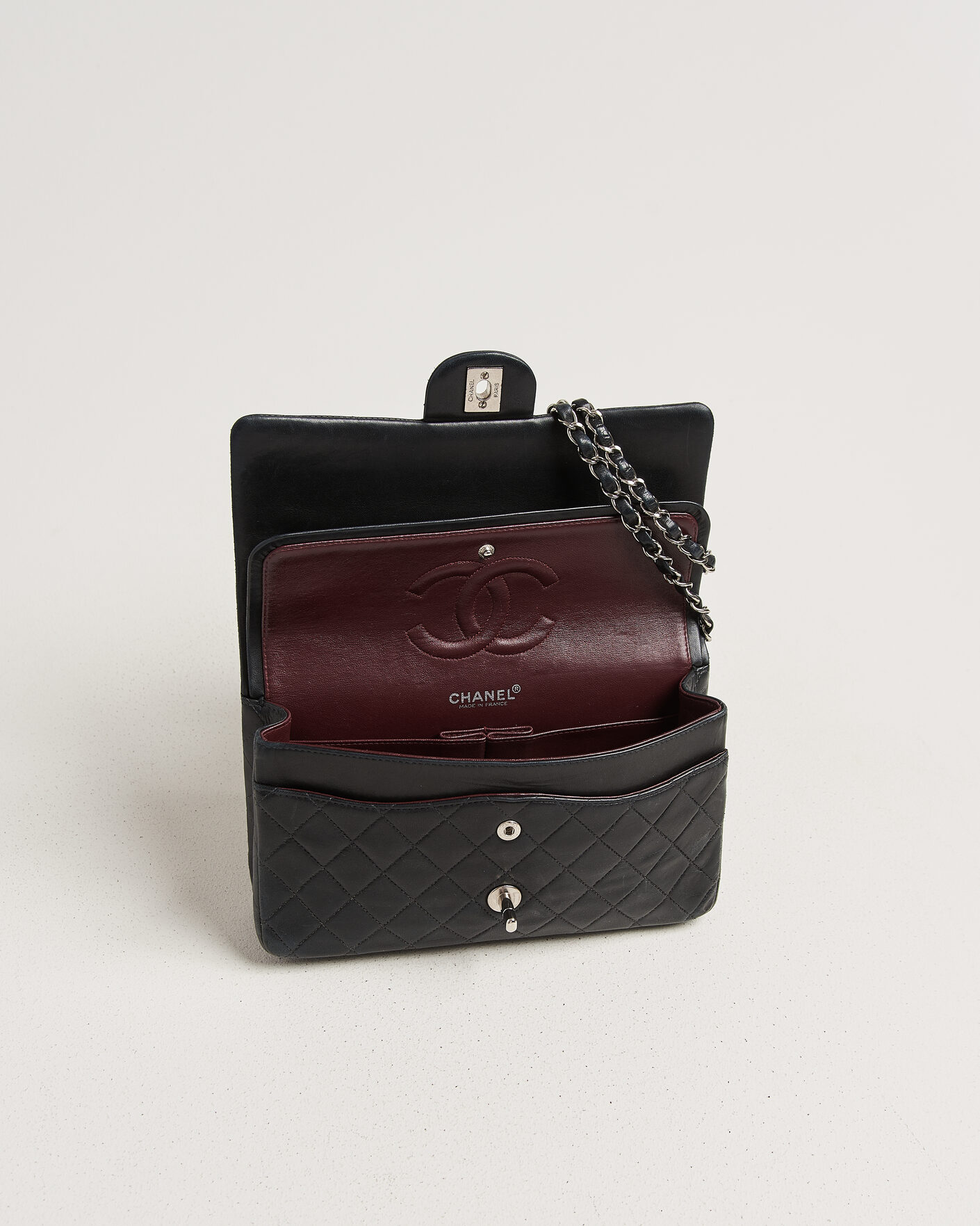 Herre | Pre-Owned & Vintage Bags | Chanel Pre-Owned | Classic Medium Double Flap Bag Lambskin Black