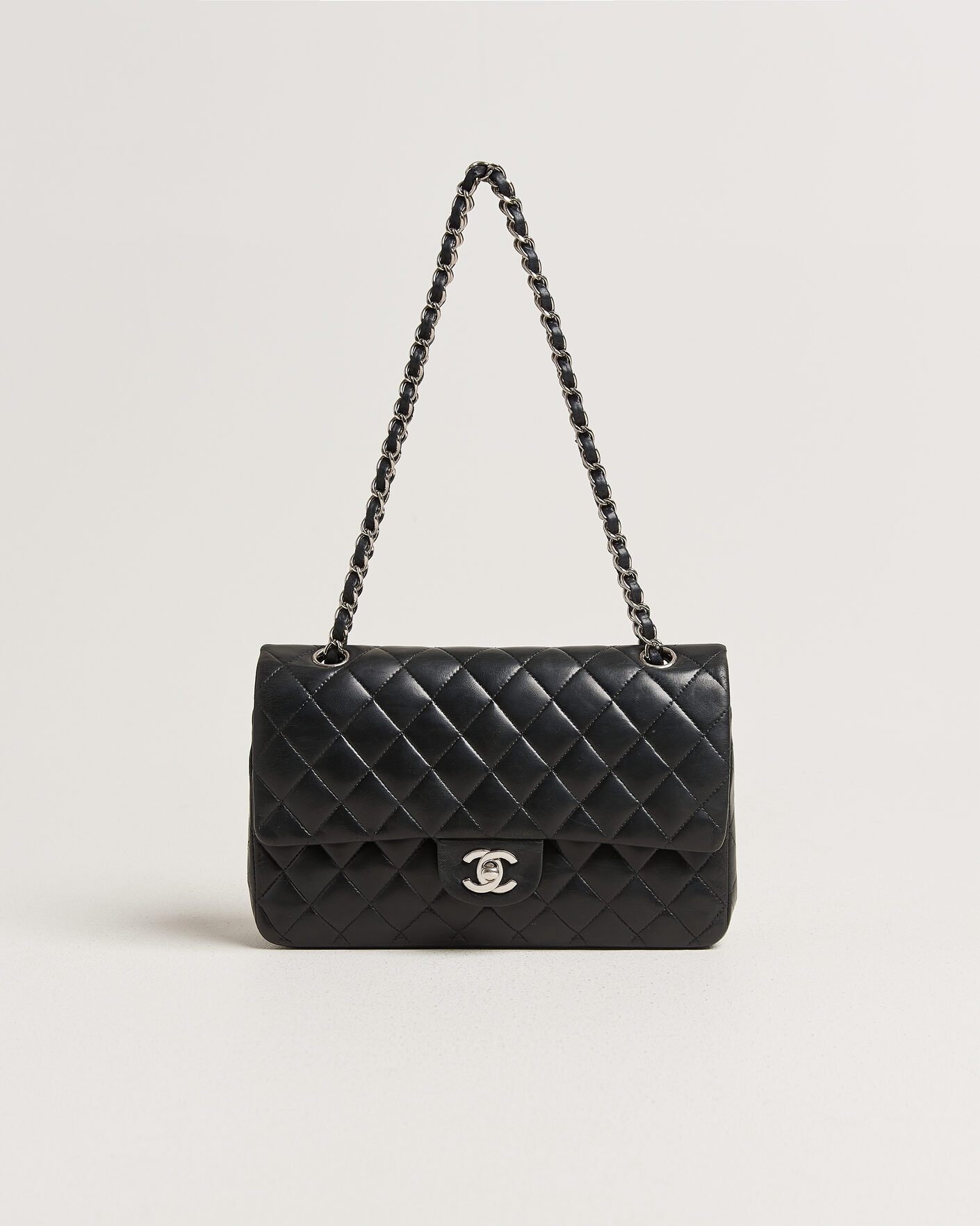Herre | Pre-Owned & Vintage Bags | Chanel Pre-Owned | Classic Medium Double Flap Bag Lambskin Black