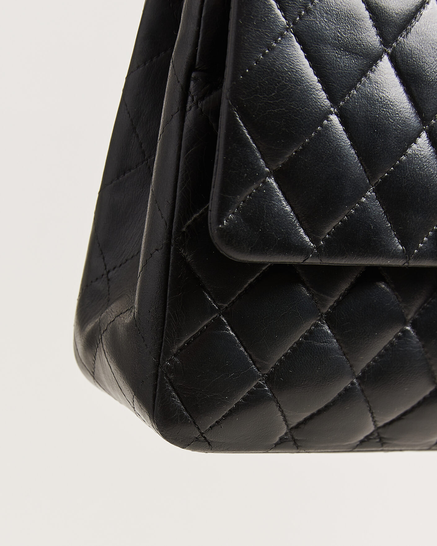 Herre | Pre-Owned & Vintage Bags | Chanel Pre-Owned | Classic Medium Double Flap Bag Lambskin Black