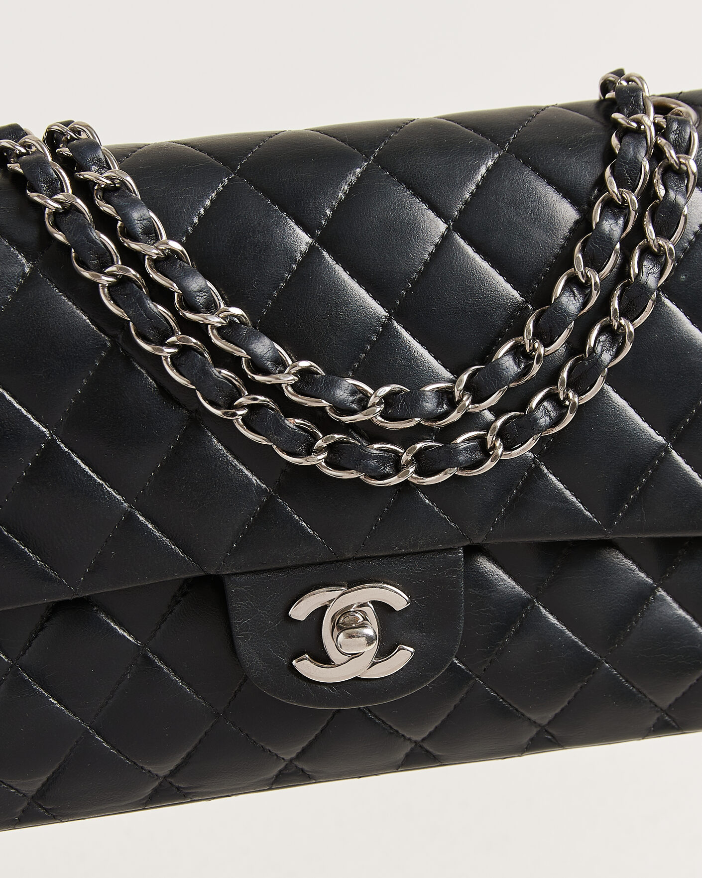 Herre | Pre-Owned & Vintage Bags | Chanel Pre-Owned | Classic Medium Double Flap Bag Lambskin Black