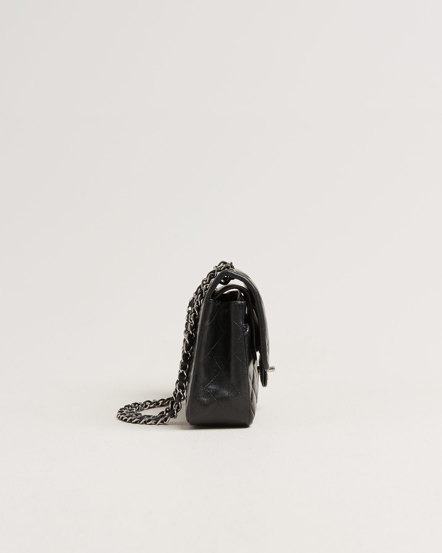 Herre | Pre-Owned & Vintage Bags | Chanel Pre-Owned | Classic Medium Double Flap Bag Lambskin Black