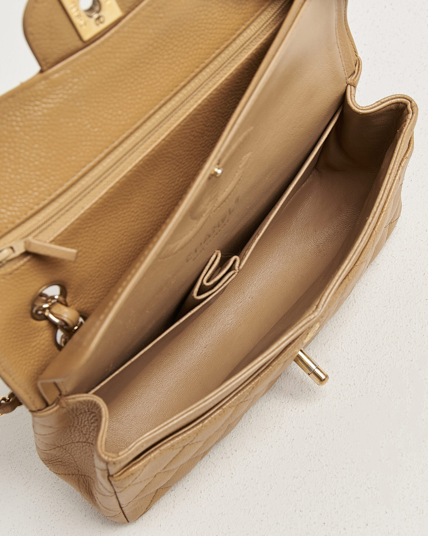 Herre | Pre-Owned & Vintage Bags | Chanel Pre-Owned | Classic Small Double Flap Bag Caviar Leather Beige