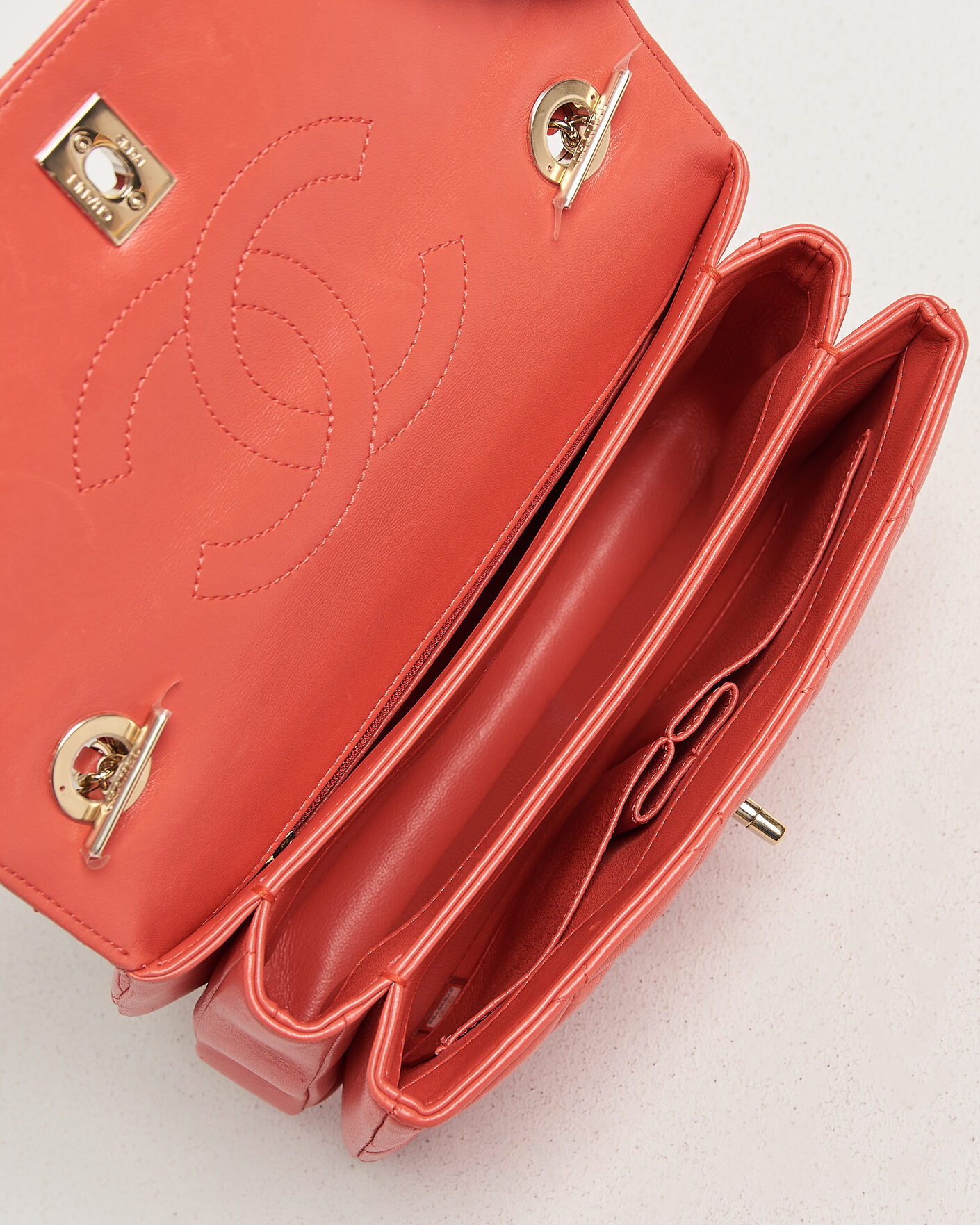Herre | Pre-Owned & Vintage Bags | Chanel Pre-Owned | Trendy CC Top Handle Bag Coral