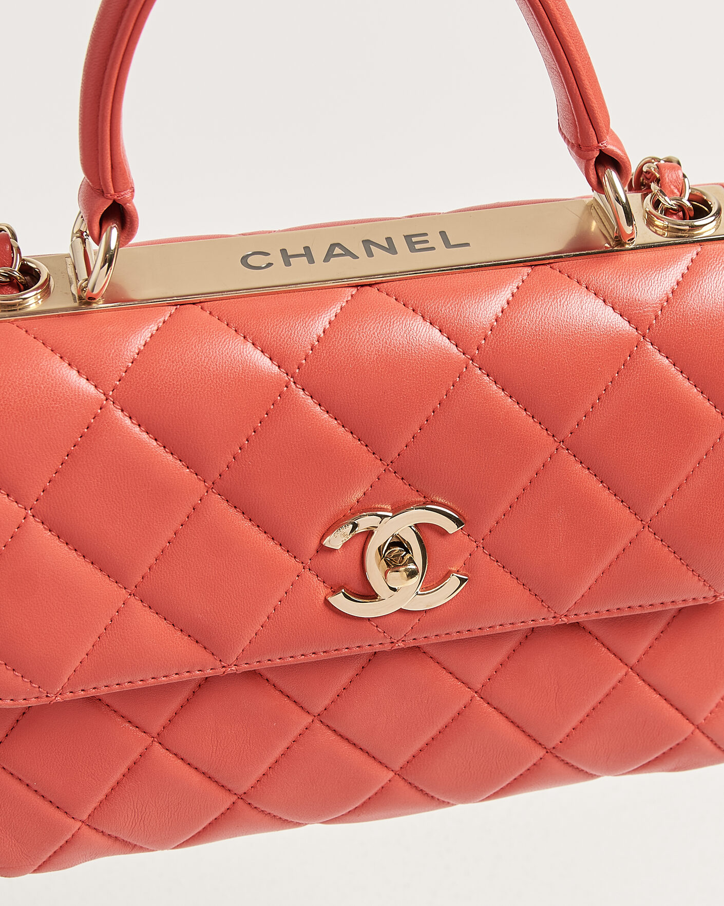 Herre | Pre-Owned & Vintage Bags | Chanel Pre-Owned | Trendy CC Top Handle Bag Coral