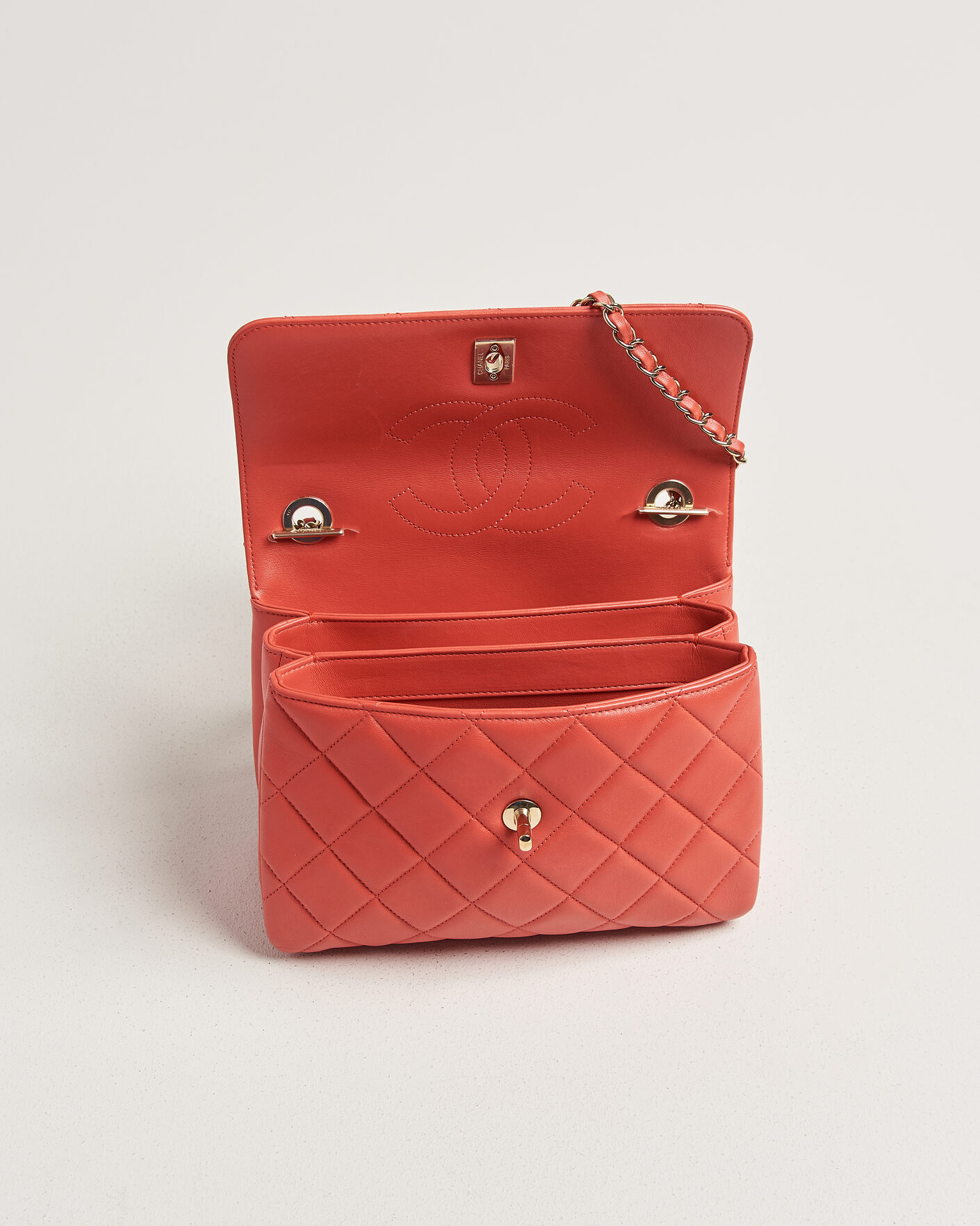 Herre | Pre-Owned & Vintage Bags | Chanel Pre-Owned | Trendy CC Top Handle Bag Coral