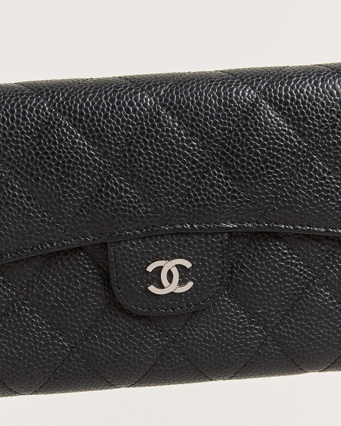Herre | Pre-Owned & Vintage Bags | Chanel Pre-Owned | Classic Trifold Flap Wallet Caviar Leather Black