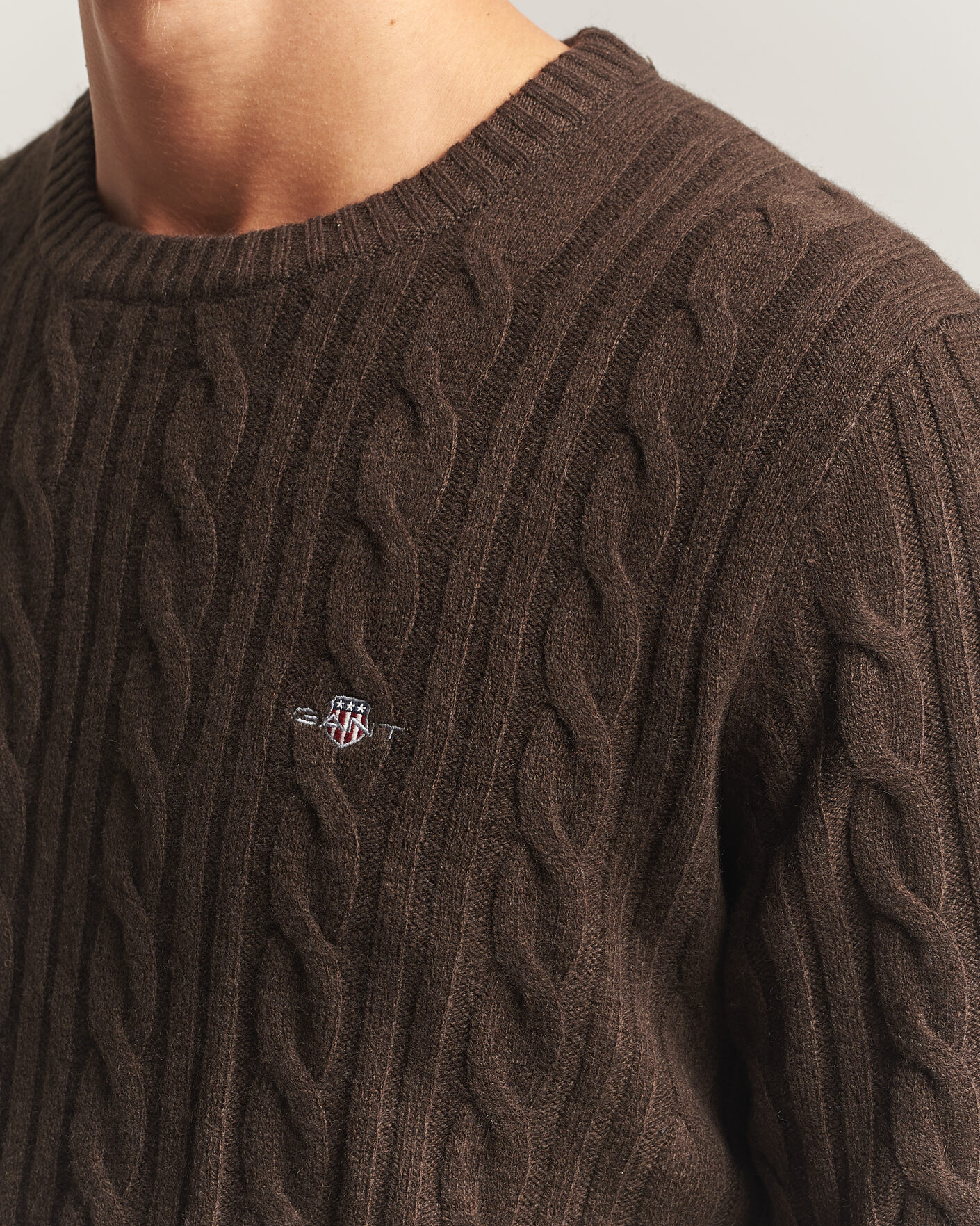 Herre | Trøjer | Gant | Lambswool Cable Crew Neck Black Brown
