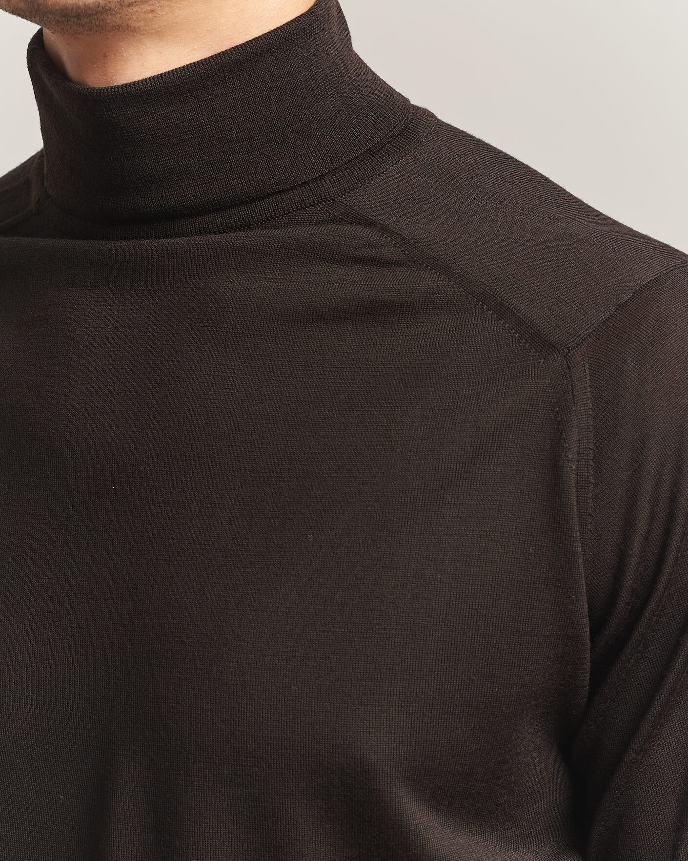 Herre | Trøjer | John Smedley | Cherwell Extra Fine Merino Rollneck Faulkner Brown