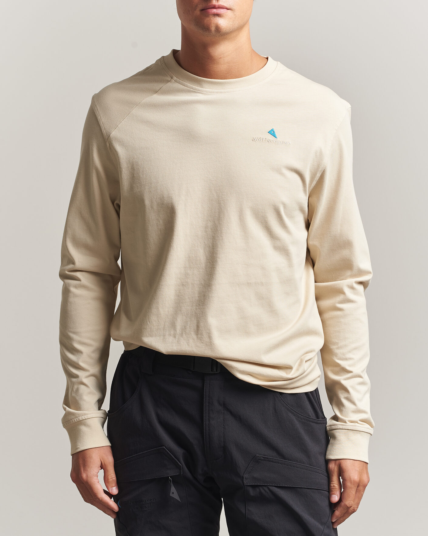 Herre | T-Shirts | Klättermusen | Root Long Sleeve Logo T-Shirt Clay