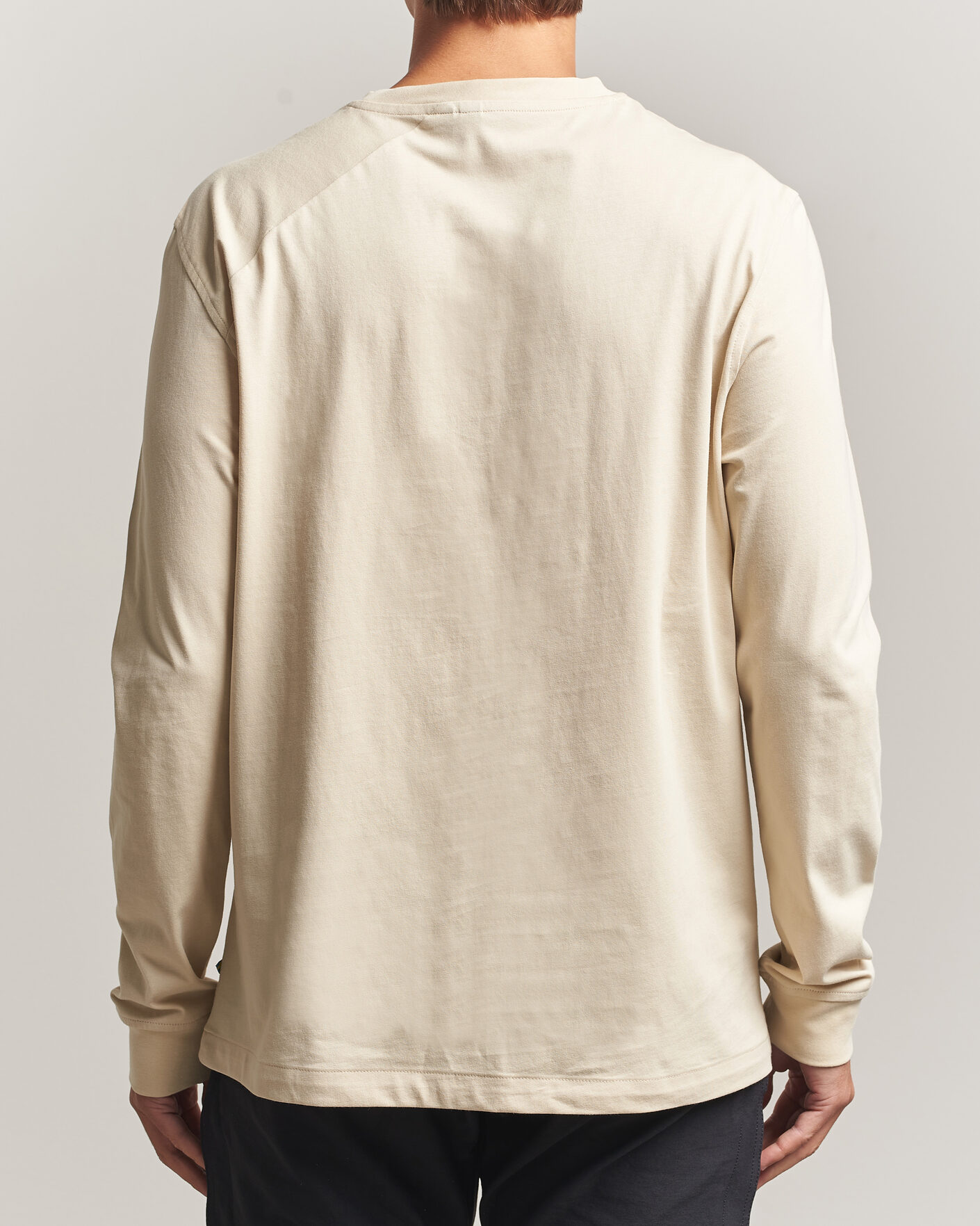 Herre | T-Shirts | Klättermusen | Root Long Sleeve Logo T-Shirt Clay