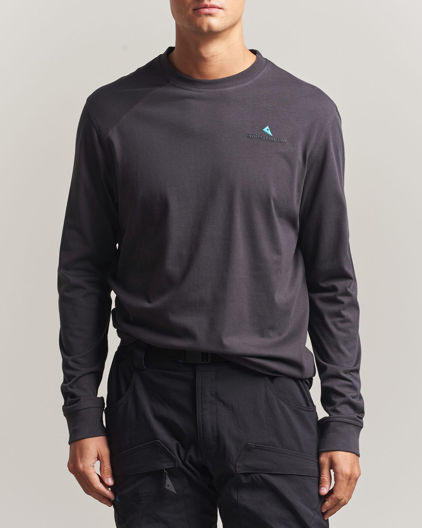 Herre | T-Shirts | Klättermusen | Root Long Sleeve Logo T-Shirt Raven