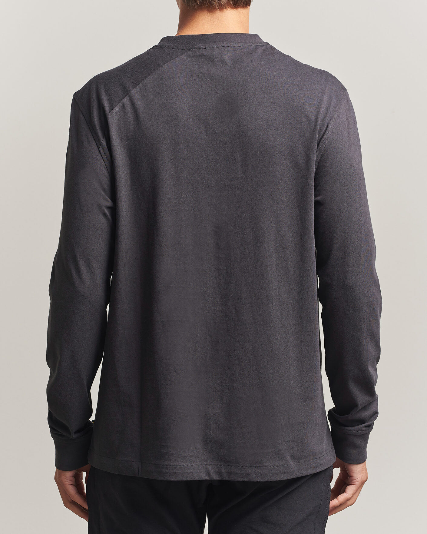 Herre | T-Shirts | Klättermusen | Root Long Sleeve Logo T-Shirt Raven