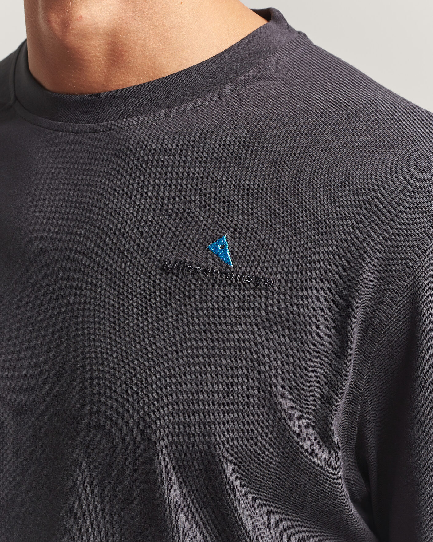 Herre | T-Shirts | Klättermusen | Root Long Sleeve Logo T-Shirt Raven