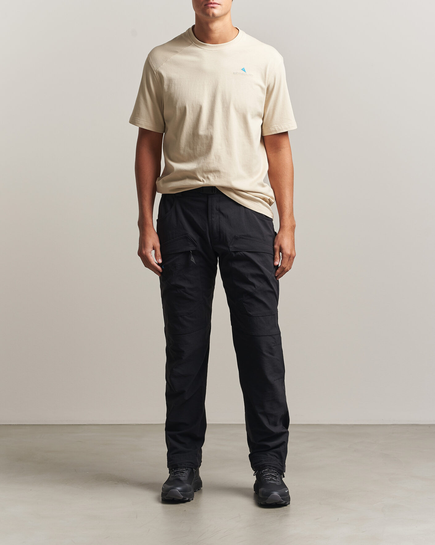 Herre | T-Shirts | Klättermusen | Root Logo T-Shirt Clay