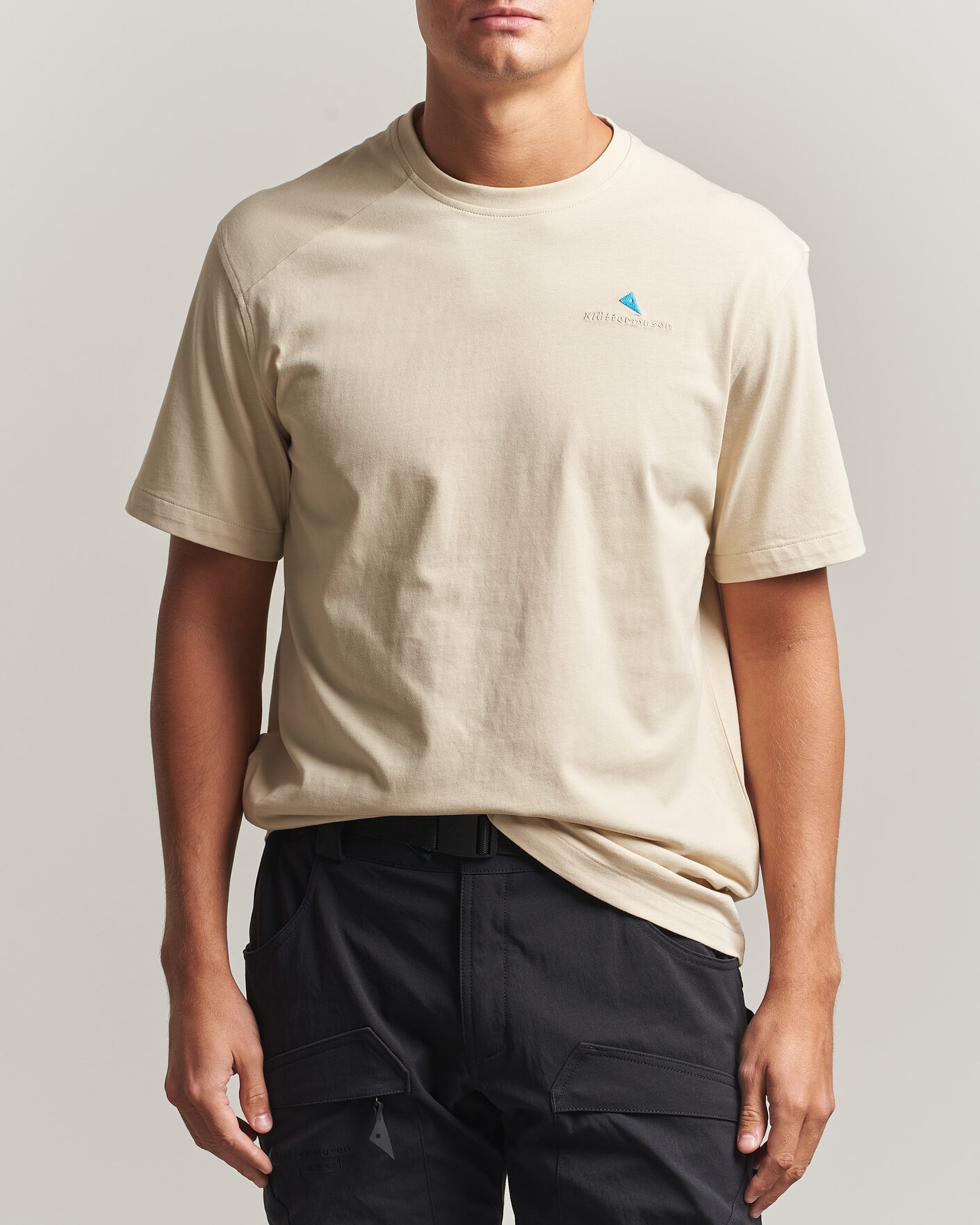 Herre | T-Shirts | Klättermusen | Root Logo T-Shirt Clay
