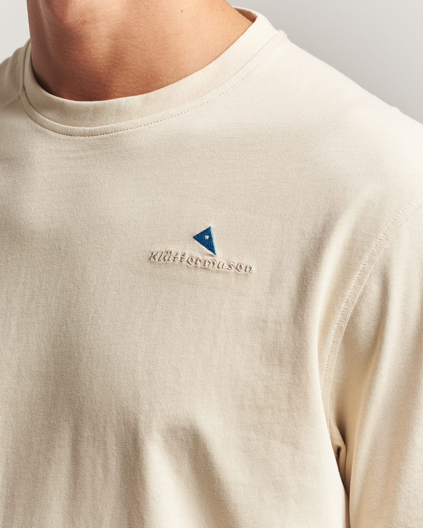 Herre | T-Shirts | Klättermusen | Root Logo T-Shirt Clay