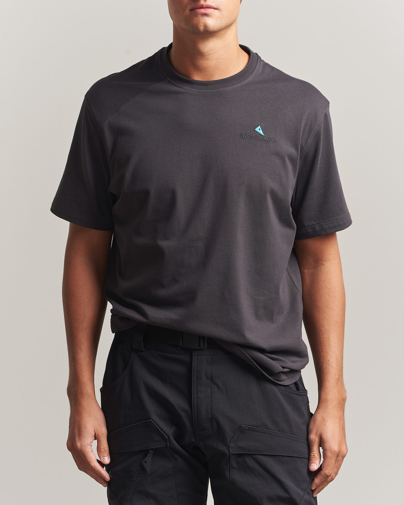 Herre | T-Shirts | Klättermusen | Root Logo T-Shirt Raven