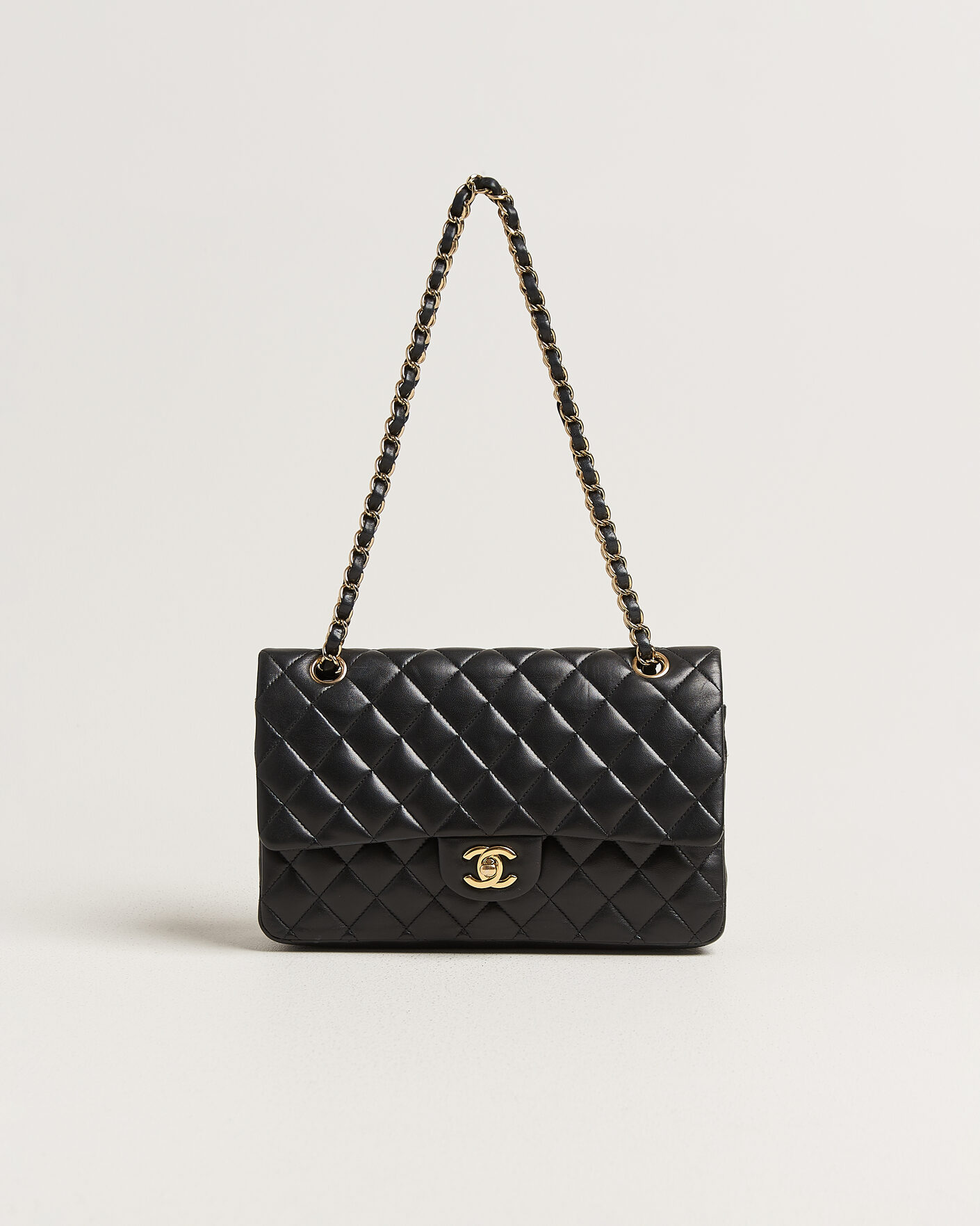 Herre | Pre-Owned & Vintage Bags | Chanel Pre-Owned | Classic Medium Double Flap Bag Lambskin Black