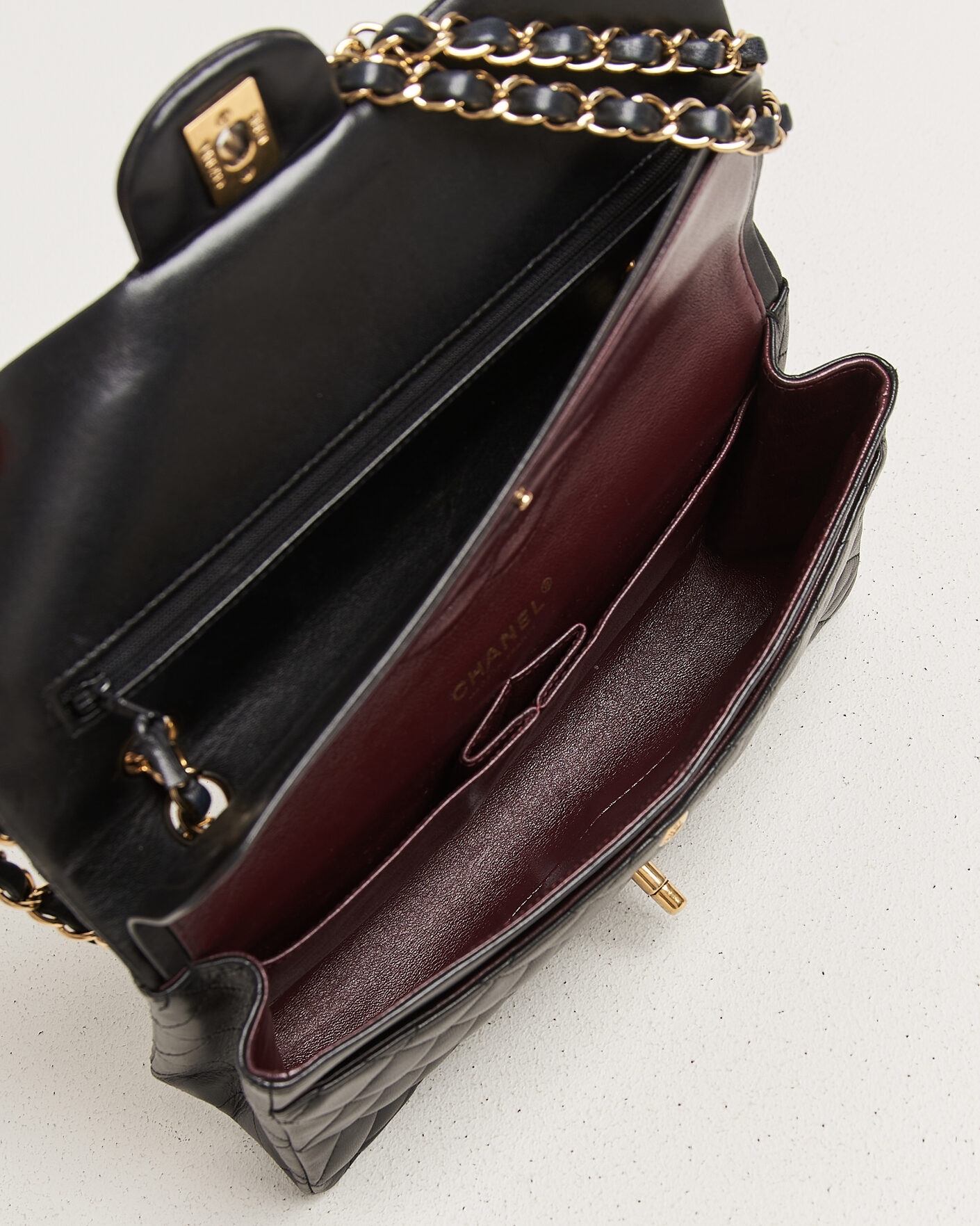 Herre | Pre-Owned & Vintage Bags | Chanel Pre-Owned | Classic Medium Double Flap Bag Lambskin Black