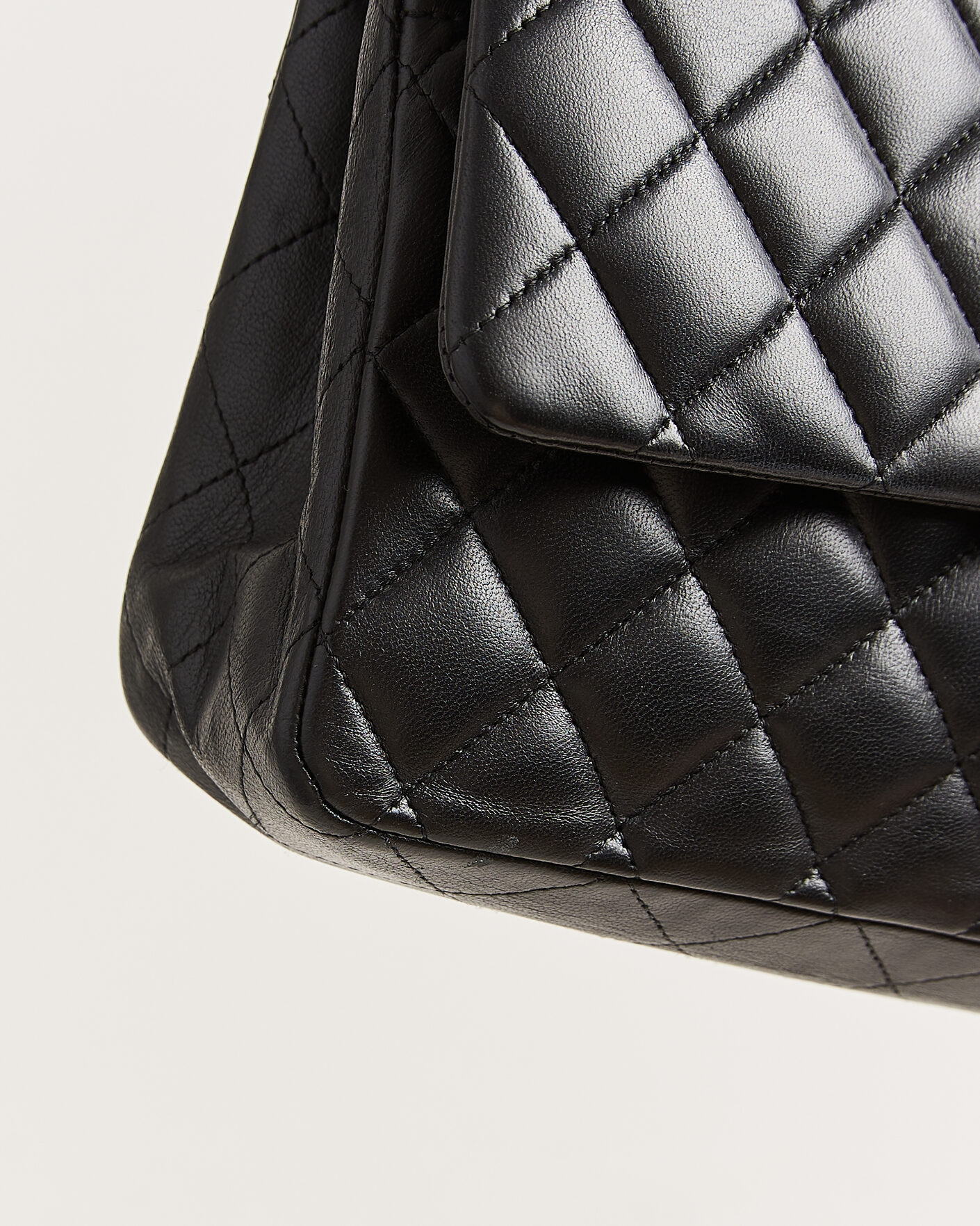 Herre | Pre-Owned & Vintage Bags | Chanel Pre-Owned | Classic Medium Double Flap Bag Lambskin Black