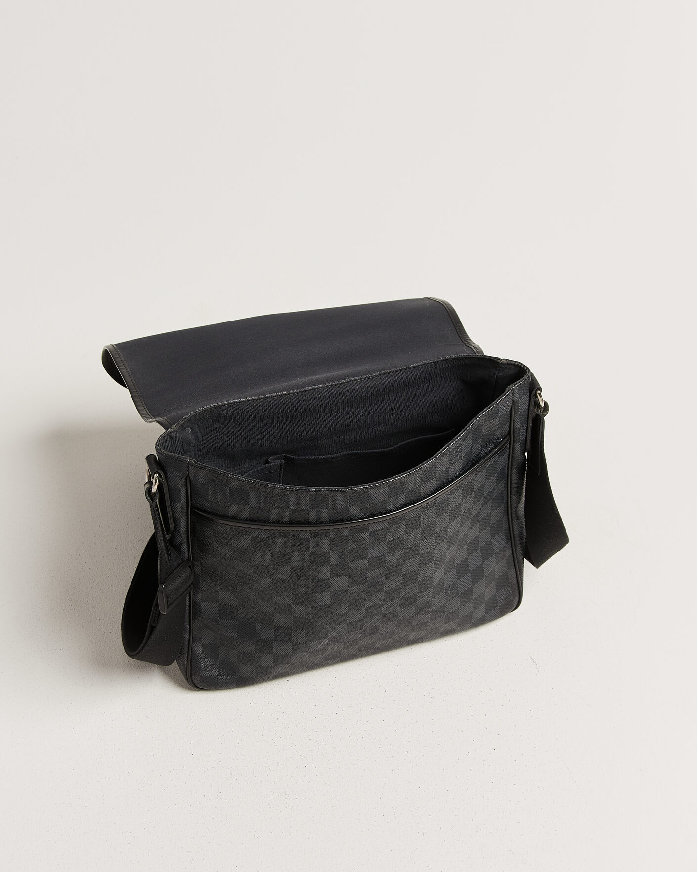 Herre | Pre-Owned & Vintage Bags | Louis Vuitton Pre-Owned | Daniel MM Shoulder Bag Damier Graphite