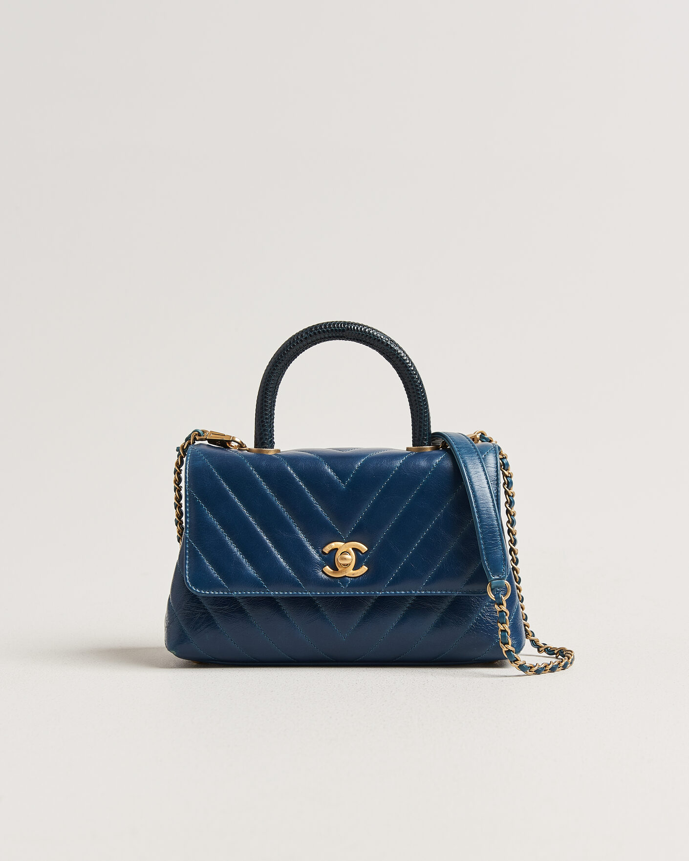 Herre | Pre-Owned & Vintage Bags | Chanel Pre-Owned | Coco Handle Chevron Bag Blue