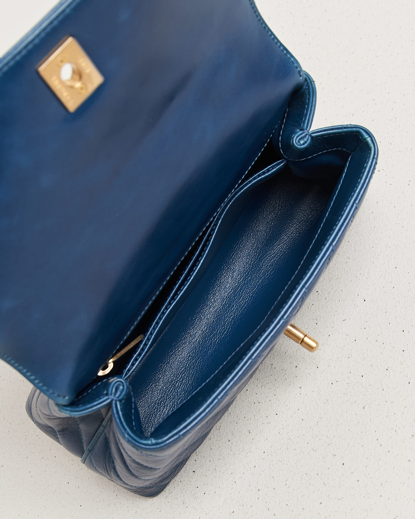 Herre | Pre-Owned & Vintage Bags | Chanel Pre-Owned | Coco Handle Chevron Bag Blue